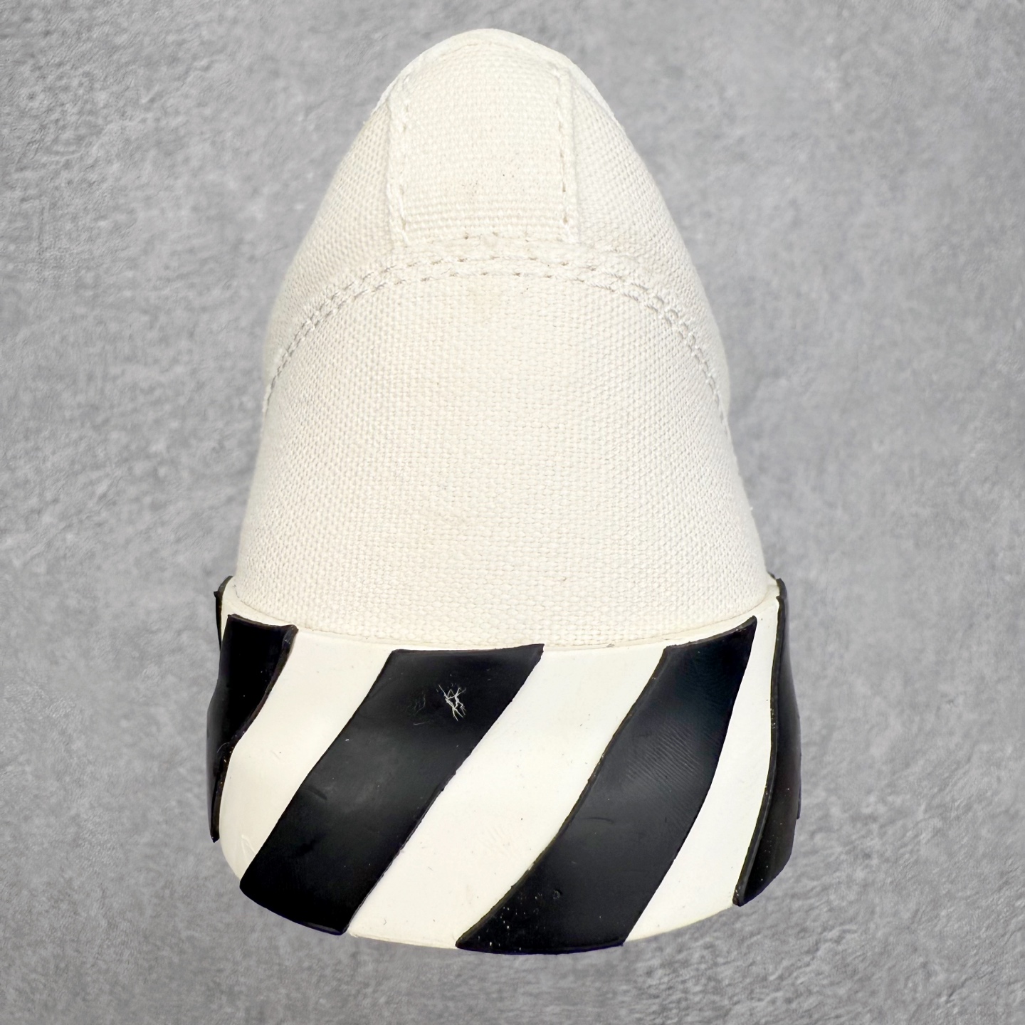 图片[8]-OFF-WHITE OW舒适百搭防滑耐磨低帮帆布鞋 Off-White由才华横溢的Virgil Abloh于2013年创立。这位美国设计师既是建筑系硕士生，也是一名DJ，更是著名的Kanye West的创意总监。他以都市奢华风格惊艳了众人，并且“以典雅方法演绎当代风尚”，设计出一件又一件备受追捧的作品。Off-White别具特色的卫衣、腰带、夹克、T恤等单品俨然已成为了时尚的代名词。前卫潮流的设计、充满趣味的细节以及别出心裁的剪裁使Off-White传达出浓厚的时尚气质，是打造摩登造型不容忽视的品牌。实拍调校N版已经零色差零失真 百分百还原实物色彩所见即所得 不存在货不对板色差等低级问题 选购参考实物拍摄 不混卖不参货 只用心做好货严格选品 承诺混一赔十 尺码：36 36.5 37.5 38 38.5 39 40 40.5 41 42 42.5 43 44 44.5 45 46 47-选品中心