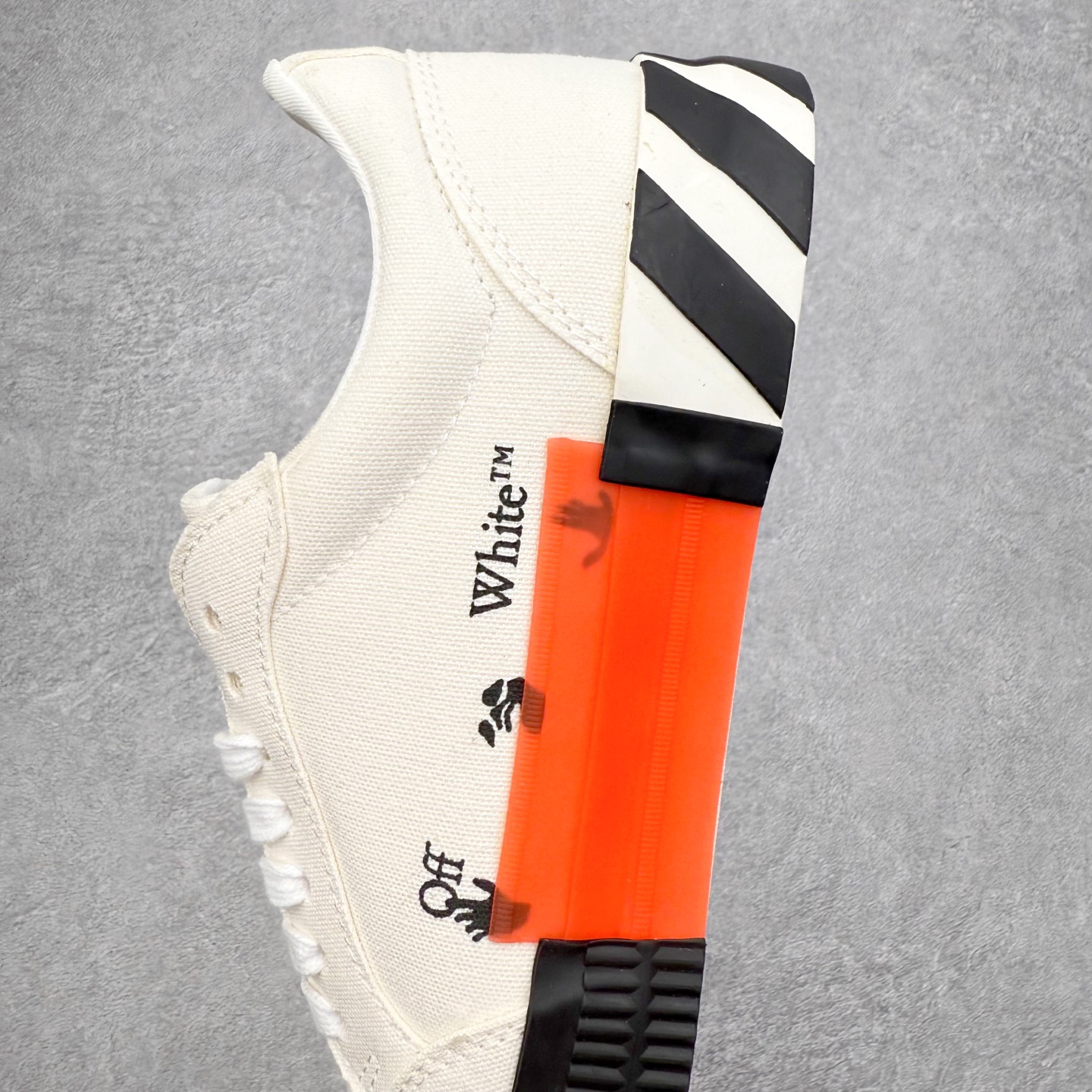 图片[7]-OFF-WHITE OW舒适百搭防滑耐磨低帮帆布鞋 Off-White由才华横溢的Virgil Abloh于2013年创立。这位美国设计师既是建筑系硕士生，也是一名DJ，更是著名的Kanye West的创意总监。他以都市奢华风格惊艳了众人，并且“以典雅方法演绎当代风尚”，设计出一件又一件备受追捧的作品。Off-White别具特色的卫衣、腰带、夹克、T恤等单品俨然已成为了时尚的代名词。前卫潮流的设计、充满趣味的细节以及别出心裁的剪裁使Off-White传达出浓厚的时尚气质，是打造摩登造型不容忽视的品牌。实拍调校N版已经零色差零失真 百分百还原实物色彩所见即所得 不存在货不对板色差等低级问题 选购参考实物拍摄 不混卖不参货 只用心做好货严格选品 承诺混一赔十 尺码：36 36.5 37.5 38 38.5 39 40 40.5 41 42 42.5 43 44 44.5 45 46 47-选品中心