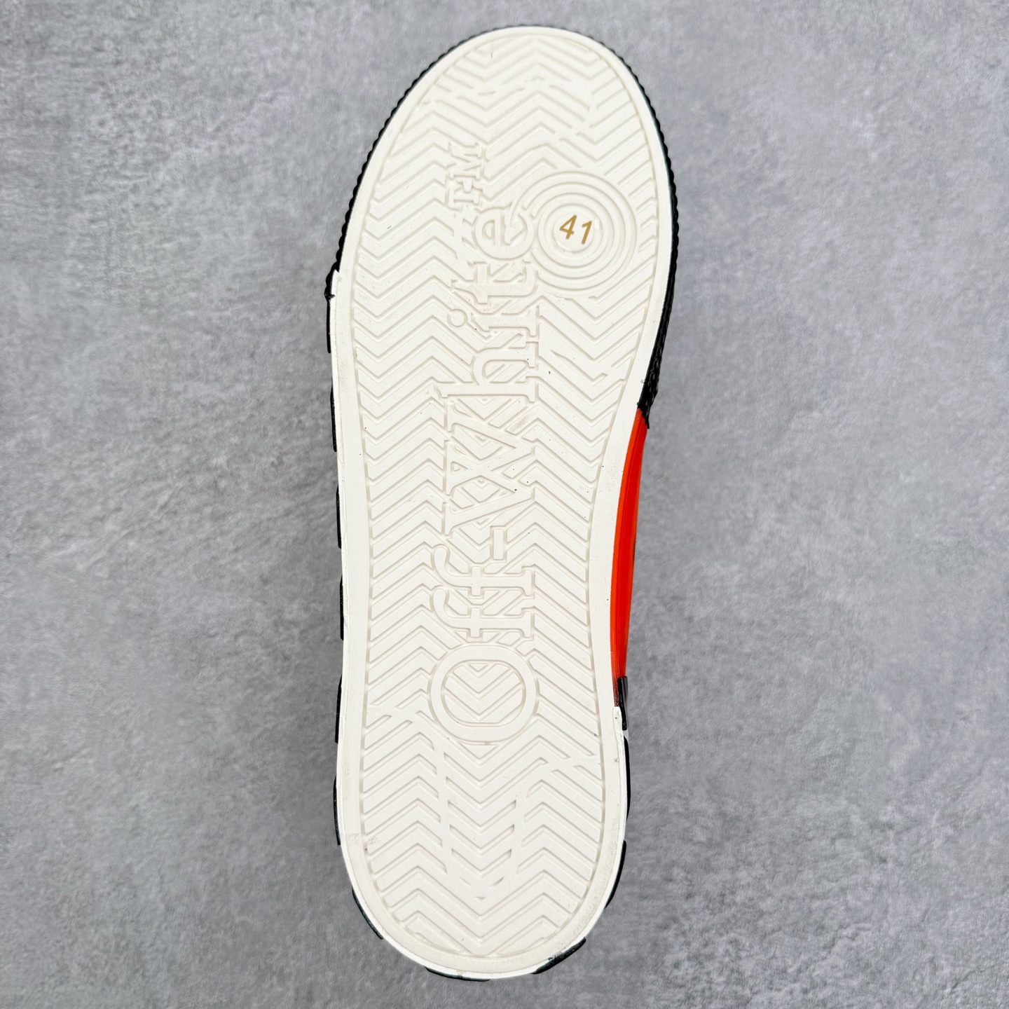图片[9]-OFF-WHITE OW舒适百搭防滑耐磨低帮帆布鞋 Off-White由才华横溢的Virgil Abloh于2013年创立。这位美国设计师既是建筑系硕士生，也是一名DJ，更是著名的Kanye West的创意总监。他以都市奢华风格惊艳了众人，并且“以典雅方法演绎当代风尚”，设计出一件又一件备受追捧的作品。Off-White别具特色的卫衣、腰带、夹克、T恤等单品俨然已成为了时尚的代名词。前卫潮流的设计、充满趣味的细节以及别出心裁的剪裁使Off-White传达出浓厚的时尚气质，是打造摩登造型不容忽视的品牌。实拍调校N版已经零色差零失真 百分百还原实物色彩所见即所得 不存在货不对板色差等低级问题 选购参考实物拍摄 不混卖不参货 只用心做好货严格选品 承诺混一赔十 尺码：36 36.5 37.5 38 38.5 39 40 40.5 41 42 42.5 43 44 44.5 45 46 47-选品中心