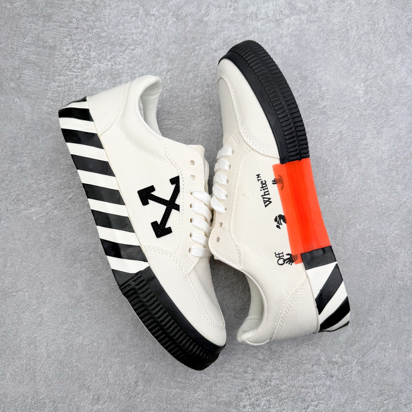 图片[3]-OFF-WHITE OW舒适百搭防滑耐磨低帮帆布鞋 Off-White由才华横溢的Virgil Abloh于2013年创立。这位美国设计师既是建筑系硕士生，也是一名DJ，更是著名的Kanye West的创意总监。他以都市奢华风格惊艳了众人，并且“以典雅方法演绎当代风尚”，设计出一件又一件备受追捧的作品。Off-White别具特色的卫衣、腰带、夹克、T恤等单品俨然已成为了时尚的代名词。前卫潮流的设计、充满趣味的细节以及别出心裁的剪裁使Off-White传达出浓厚的时尚气质，是打造摩登造型不容忽视的品牌。实拍调校N版已经零色差零失真 百分百还原实物色彩所见即所得 不存在货不对板色差等低级问题 选购参考实物拍摄 不混卖不参货 只用心做好货严格选品 承诺混一赔十 尺码：36 36.5 37.5 38 38.5 39 40 40.5 41 42 42.5 43 44 44.5 45 46 47-选品中心
