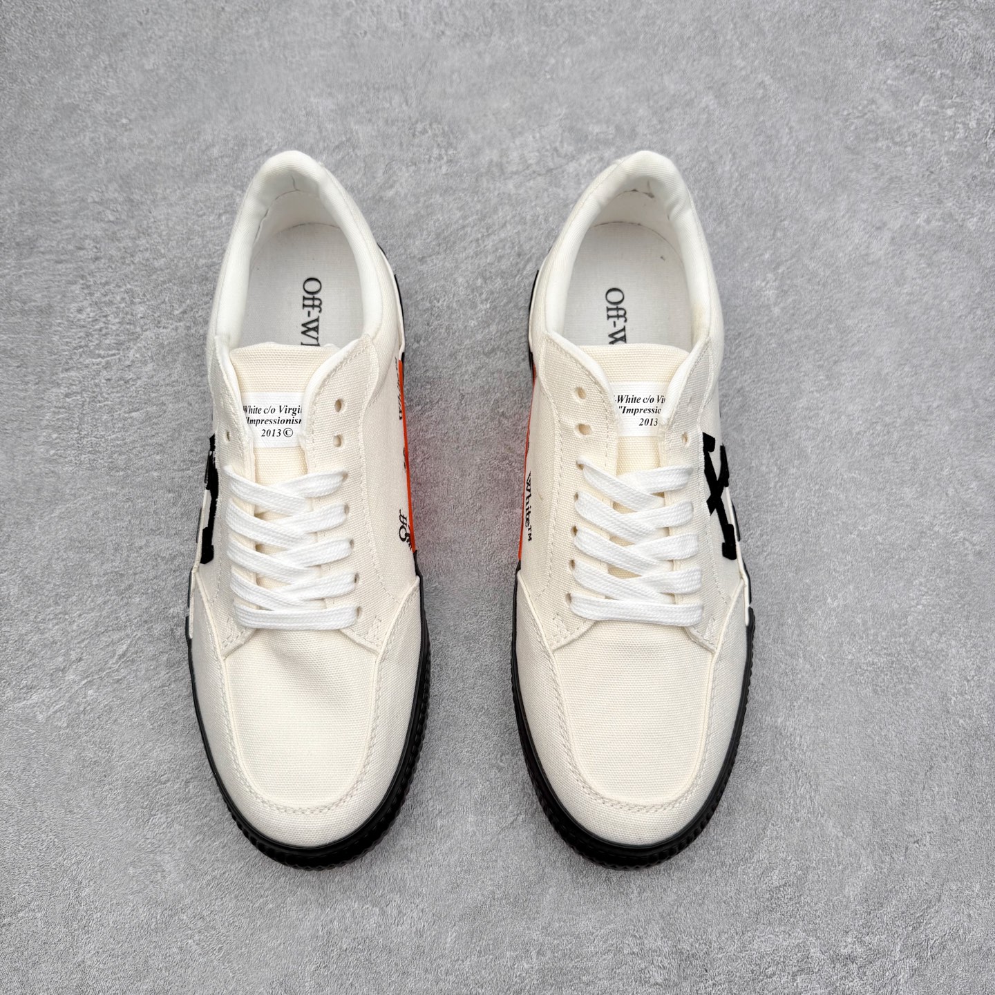 图片[2]-OFF-WHITE OW舒适百搭防滑耐磨低帮帆布鞋 Off-White由才华横溢的Virgil Abloh于2013年创立。这位美国设计师既是建筑系硕士生，也是一名DJ，更是著名的Kanye West的创意总监。他以都市奢华风格惊艳了众人，并且“以典雅方法演绎当代风尚”，设计出一件又一件备受追捧的作品。Off-White别具特色的卫衣、腰带、夹克、T恤等单品俨然已成为了时尚的代名词。前卫潮流的设计、充满趣味的细节以及别出心裁的剪裁使Off-White传达出浓厚的时尚气质，是打造摩登造型不容忽视的品牌。实拍调校N版已经零色差零失真 百分百还原实物色彩所见即所得 不存在货不对板色差等低级问题 选购参考实物拍摄 不混卖不参货 只用心做好货严格选品 承诺混一赔十 尺码：36 36.5 37.5 38 38.5 39 40 40.5 41 42 42.5 43 44 44.5 45 46 47-选品中心