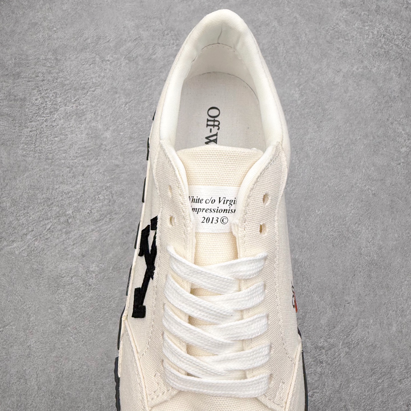 图片[5]-OFF-WHITE OW舒适百搭防滑耐磨低帮帆布鞋 Off-White由才华横溢的Virgil Abloh于2013年创立。这位美国设计师既是建筑系硕士生，也是一名DJ，更是著名的Kanye West的创意总监。他以都市奢华风格惊艳了众人，并且“以典雅方法演绎当代风尚”，设计出一件又一件备受追捧的作品。Off-White别具特色的卫衣、腰带、夹克、T恤等单品俨然已成为了时尚的代名词。前卫潮流的设计、充满趣味的细节以及别出心裁的剪裁使Off-White传达出浓厚的时尚气质，是打造摩登造型不容忽视的品牌。实拍调校N版已经零色差零失真 百分百还原实物色彩所见即所得 不存在货不对板色差等低级问题 选购参考实物拍摄 不混卖不参货 只用心做好货严格选品 承诺混一赔十 尺码：36 36.5 37.5 38 38.5 39 40 40.5 41 42 42.5 43 44 44.5 45 46 47-选品中心