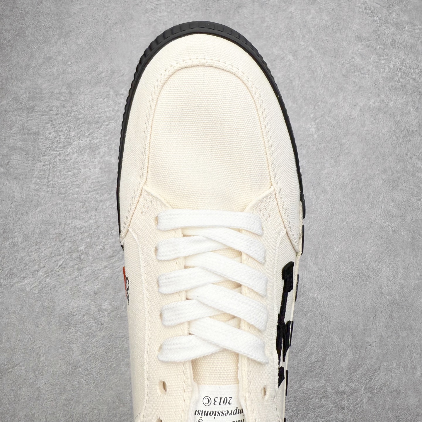 图片[4]-OFF-WHITE OW舒适百搭防滑耐磨低帮帆布鞋 Off-White由才华横溢的Virgil Abloh于2013年创立。这位美国设计师既是建筑系硕士生，也是一名DJ，更是著名的Kanye West的创意总监。他以都市奢华风格惊艳了众人，并且“以典雅方法演绎当代风尚”，设计出一件又一件备受追捧的作品。Off-White别具特色的卫衣、腰带、夹克、T恤等单品俨然已成为了时尚的代名词。前卫潮流的设计、充满趣味的细节以及别出心裁的剪裁使Off-White传达出浓厚的时尚气质，是打造摩登造型不容忽视的品牌。实拍调校N版已经零色差零失真 百分百还原实物色彩所见即所得 不存在货不对板色差等低级问题 选购参考实物拍摄 不混卖不参货 只用心做好货严格选品 承诺混一赔十 尺码：36 36.5 37.5 38 38.5 39 40 40.5 41 42 42.5 43 44 44.5 45 46 47-选品中心