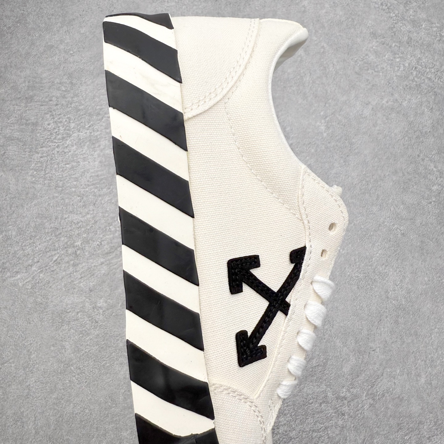 图片[6]-OFF-WHITE OW舒适百搭防滑耐磨低帮帆布鞋 Off-White由才华横溢的Virgil Abloh于2013年创立。这位美国设计师既是建筑系硕士生，也是一名DJ，更是著名的Kanye West的创意总监。他以都市奢华风格惊艳了众人，并且“以典雅方法演绎当代风尚”，设计出一件又一件备受追捧的作品。Off-White别具特色的卫衣、腰带、夹克、T恤等单品俨然已成为了时尚的代名词。前卫潮流的设计、充满趣味的细节以及别出心裁的剪裁使Off-White传达出浓厚的时尚气质，是打造摩登造型不容忽视的品牌。实拍调校N版已经零色差零失真 百分百还原实物色彩所见即所得 不存在货不对板色差等低级问题 选购参考实物拍摄 不混卖不参货 只用心做好货严格选品 承诺混一赔十 尺码：36 36.5 37.5 38 38.5 39 40 40.5 41 42 42.5 43 44 44.5 45 46 47-选品中心