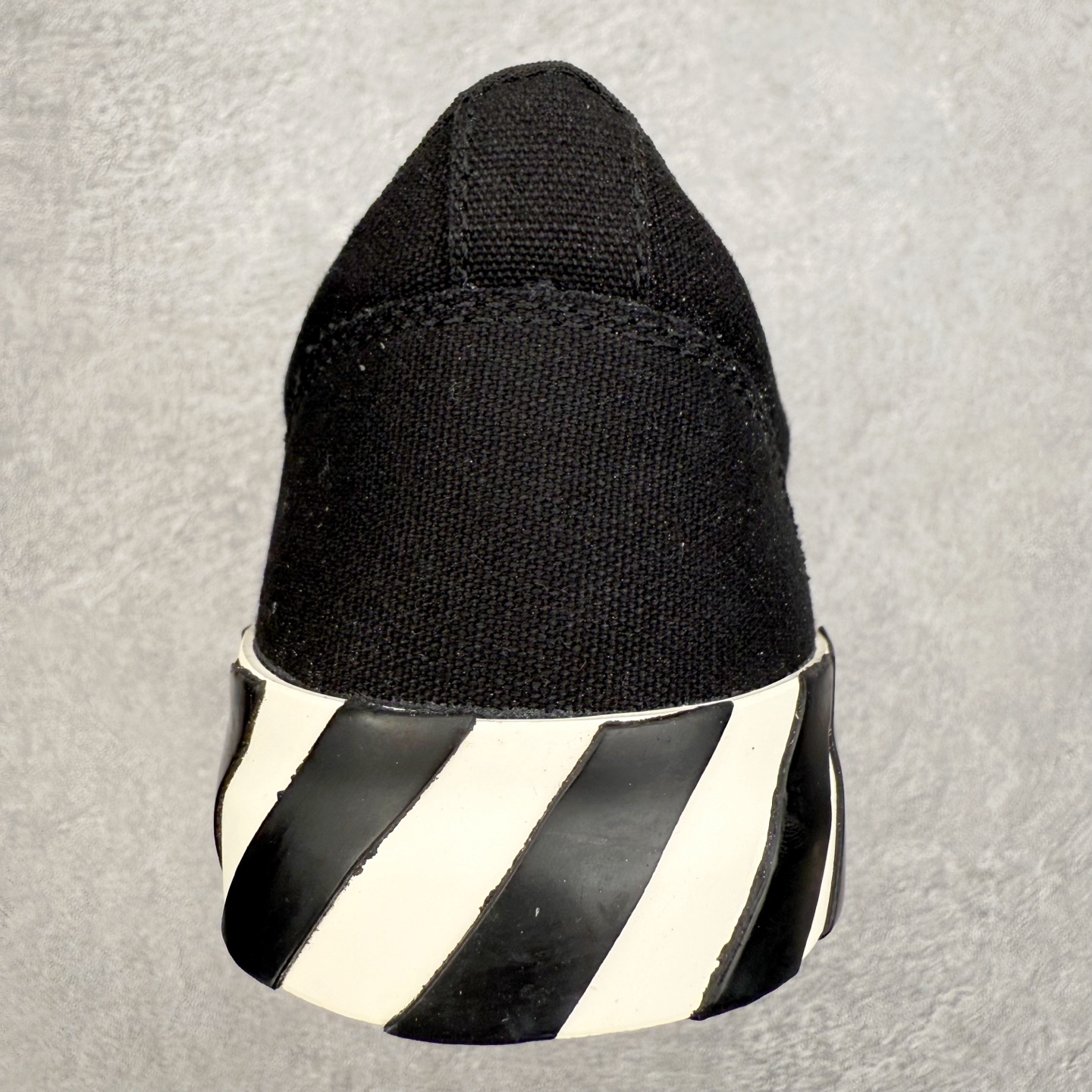 图片[8]-OFF-WHITE OW舒适百搭防滑耐磨低帮帆布鞋 Off-White由才华横溢的Virgil Abloh于2013年创立。这位美国设计师既是建筑系硕士生，也是一名DJ，更是著名的Kanye West的创意总监。他以都市奢华风格惊艳了众人，并且“以典雅方法演绎当代风尚”，设计出一件又一件备受追捧的作品。Off-White别具特色的卫衣、腰带、夹克、T恤等单品俨然已成为了时尚的代名词。前卫潮流的设计、充满趣味的细节以及别出心裁的剪裁使Off-White传达出浓厚的时尚气质，是打造摩登造型不容忽视的品牌。实拍调校N版已经零色差零失真 百分百还原实物色彩所见即所得 不存在货不对板色差等低级问题 选购参考实物拍摄 不混卖不参货 只用心做好货严格选品 承诺混一赔十 尺码：36 36.5 37.5 38 38.5 39 40 40.5 41 42 42.5 43 44 44.5 45 46 47-选品中心