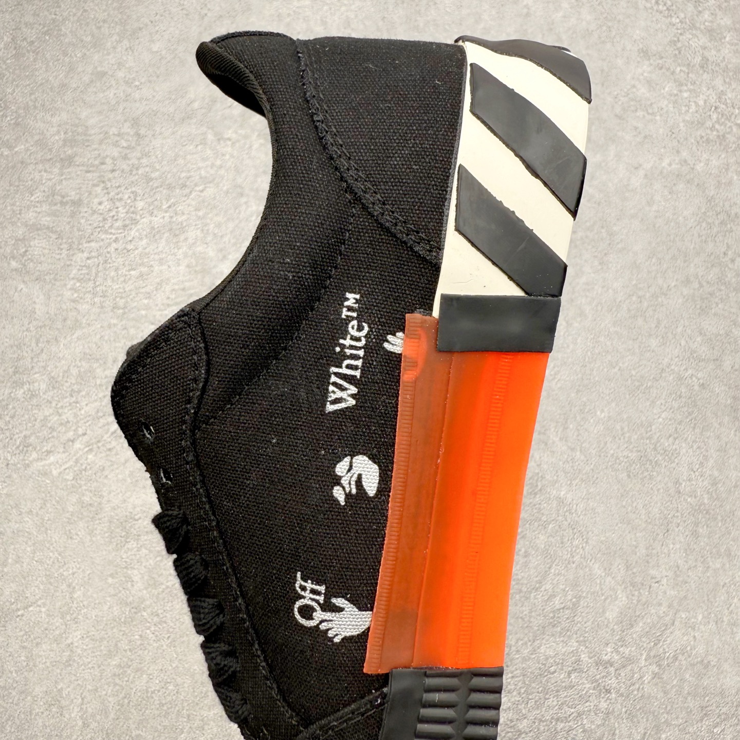 图片[7]-OFF-WHITE OW舒适百搭防滑耐磨低帮帆布鞋 Off-White由才华横溢的Virgil Abloh于2013年创立。这位美国设计师既是建筑系硕士生，也是一名DJ，更是著名的Kanye West的创意总监。他以都市奢华风格惊艳了众人，并且“以典雅方法演绎当代风尚”，设计出一件又一件备受追捧的作品。Off-White别具特色的卫衣、腰带、夹克、T恤等单品俨然已成为了时尚的代名词。前卫潮流的设计、充满趣味的细节以及别出心裁的剪裁使Off-White传达出浓厚的时尚气质，是打造摩登造型不容忽视的品牌。实拍调校N版已经零色差零失真 百分百还原实物色彩所见即所得 不存在货不对板色差等低级问题 选购参考实物拍摄 不混卖不参货 只用心做好货严格选品 承诺混一赔十 尺码：36 36.5 37.5 38 38.5 39 40 40.5 41 42 42.5 43 44 44.5 45 46 47-选品中心