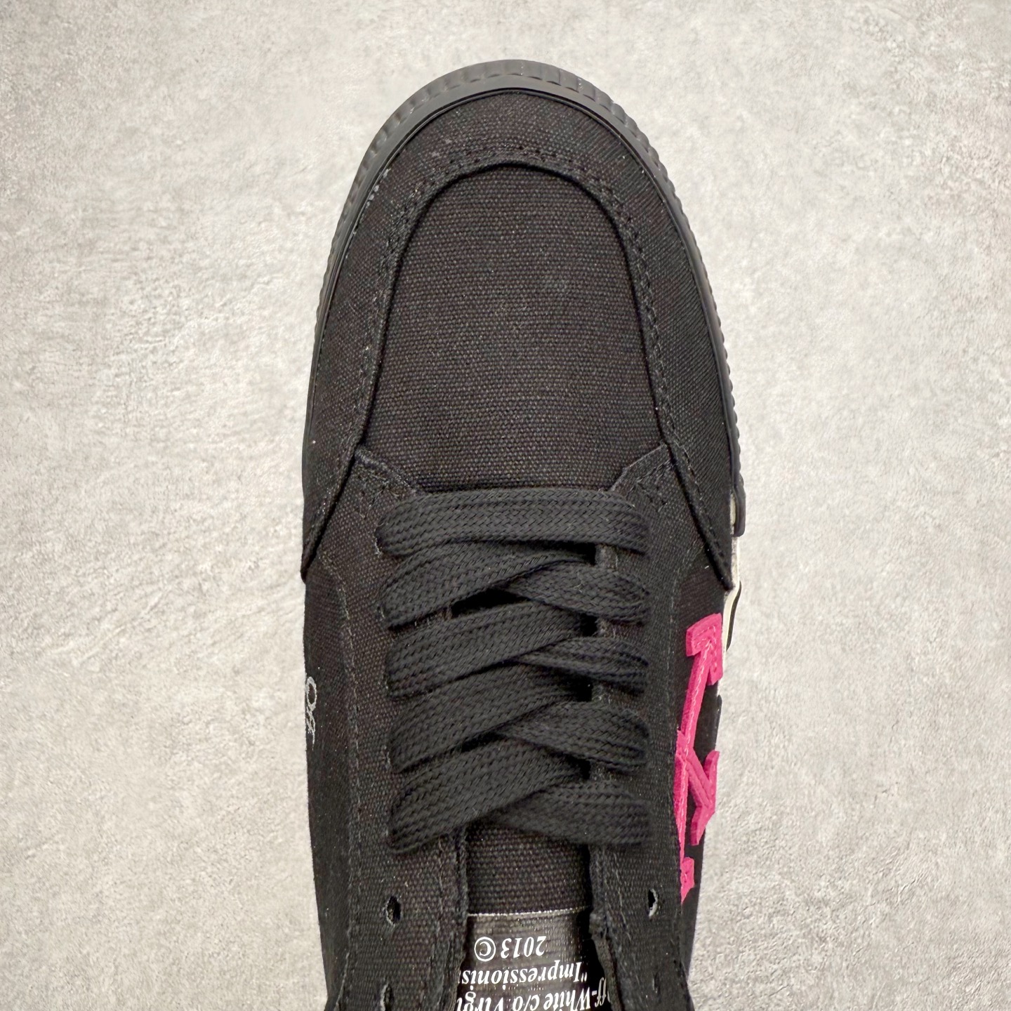 图片[4]-OFF-WHITE OW舒适百搭防滑耐磨低帮帆布鞋 Off-White由才华横溢的Virgil Abloh于2013年创立。这位美国设计师既是建筑系硕士生，也是一名DJ，更是著名的Kanye West的创意总监。他以都市奢华风格惊艳了众人，并且“以典雅方法演绎当代风尚”，设计出一件又一件备受追捧的作品。Off-White别具特色的卫衣、腰带、夹克、T恤等单品俨然已成为了时尚的代名词。前卫潮流的设计、充满趣味的细节以及别出心裁的剪裁使Off-White传达出浓厚的时尚气质，是打造摩登造型不容忽视的品牌。实拍调校N版已经零色差零失真 百分百还原实物色彩所见即所得 不存在货不对板色差等低级问题 选购参考实物拍摄 不混卖不参货 只用心做好货严格选品 承诺混一赔十 尺码：36 36.5 37.5 38 38.5 39 40 40.5 41 42 42.5 43 44 44.5 45 46 47-选品中心