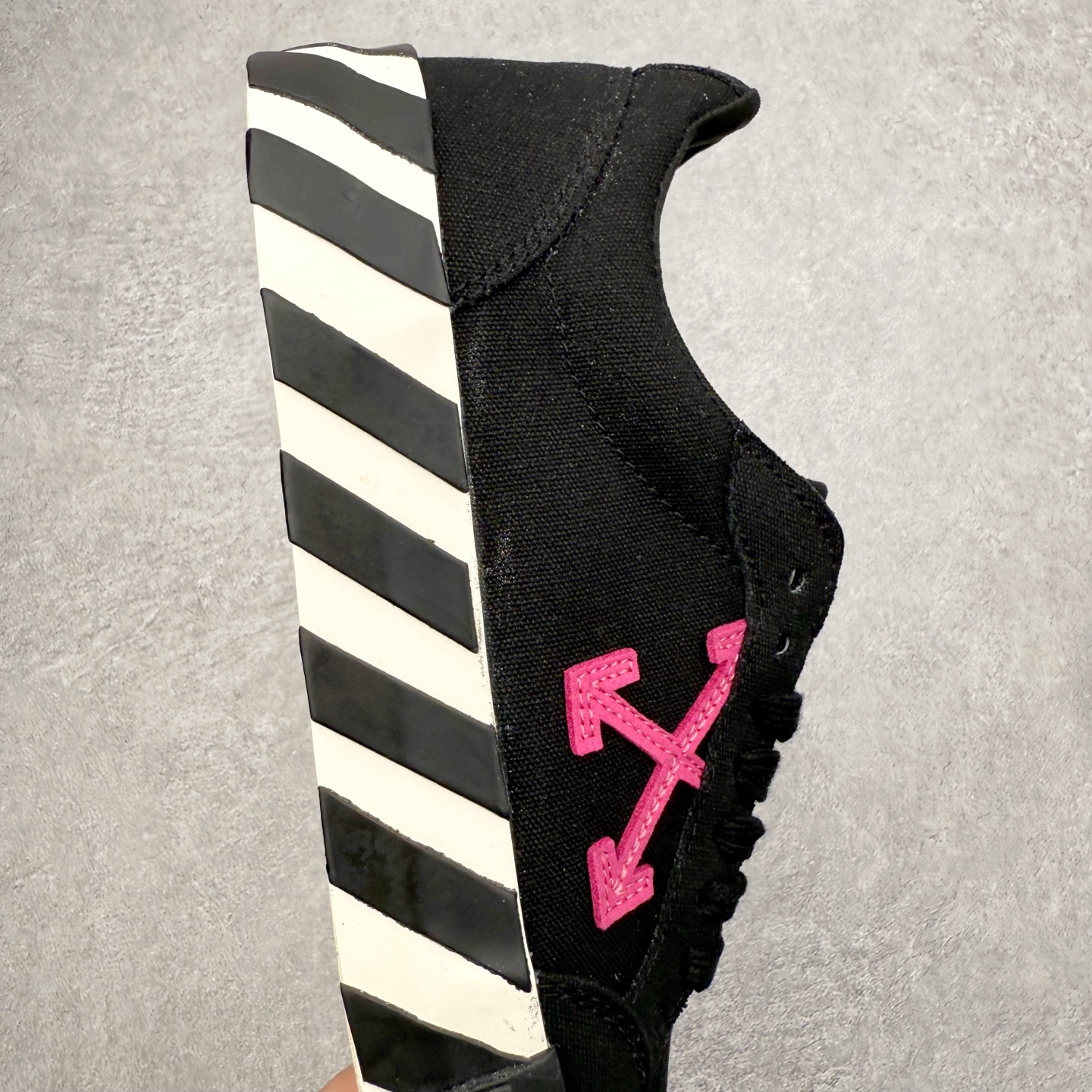 图片[6]-OFF-WHITE OW舒适百搭防滑耐磨低帮帆布鞋 Off-White由才华横溢的Virgil Abloh于2013年创立。这位美国设计师既是建筑系硕士生，也是一名DJ，更是著名的Kanye West的创意总监。他以都市奢华风格惊艳了众人，并且“以典雅方法演绎当代风尚”，设计出一件又一件备受追捧的作品。Off-White别具特色的卫衣、腰带、夹克、T恤等单品俨然已成为了时尚的代名词。前卫潮流的设计、充满趣味的细节以及别出心裁的剪裁使Off-White传达出浓厚的时尚气质，是打造摩登造型不容忽视的品牌。实拍调校N版已经零色差零失真 百分百还原实物色彩所见即所得 不存在货不对板色差等低级问题 选购参考实物拍摄 不混卖不参货 只用心做好货严格选品 承诺混一赔十 尺码：36 36.5 37.5 38 38.5 39 40 40.5 41 42 42.5 43 44 44.5 45 46 47-选品中心