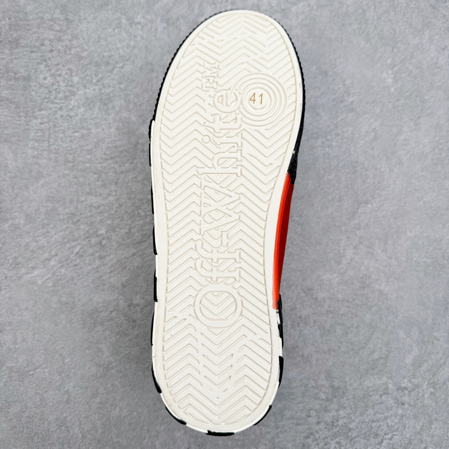 图片[9]-OFF-WHITE OW舒适百搭防滑耐磨低帮帆布鞋 Off-White由才华横溢的Virgil Abloh于2013年创立。这位美国设计师既是建筑系硕士生，也是一名DJ，更是著名的Kanye West的创意总监。他以都市奢华风格惊艳了众人，并且“以典雅方法演绎当代风尚”，设计出一件又一件备受追捧的作品。Off-White别具特色的卫衣、腰带、夹克、T恤等单品俨然已成为了时尚的代名词。前卫潮流的设计、充满趣味的细节以及别出心裁的剪裁使Off-White传达出浓厚的时尚气质，是打造摩登造型不容忽视的品牌。实拍调校N版已经零色差零失真 百分百还原实物色彩所见即所得 不存在货不对板色差等低级问题 选购参考实物拍摄 不混卖不参货 只用心做好货严格选品 承诺混一赔十 尺码：36 36.5 37.5 38 38.5 39 40 40.5 41 42 42.5 43 44 44.5 45 46 47-选品中心