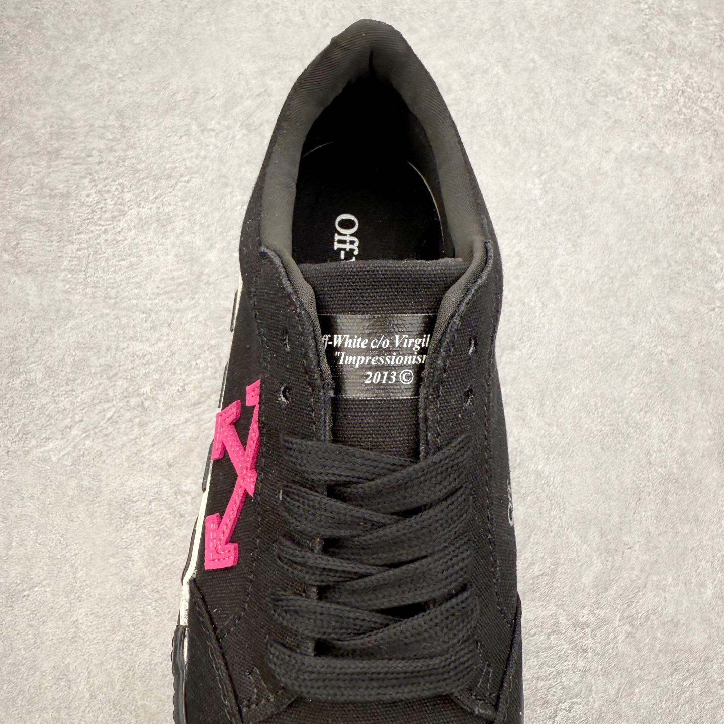 图片[5]-OFF-WHITE OW舒适百搭防滑耐磨低帮帆布鞋 Off-White由才华横溢的Virgil Abloh于2013年创立。这位美国设计师既是建筑系硕士生，也是一名DJ，更是著名的Kanye West的创意总监。他以都市奢华风格惊艳了众人，并且“以典雅方法演绎当代风尚”，设计出一件又一件备受追捧的作品。Off-White别具特色的卫衣、腰带、夹克、T恤等单品俨然已成为了时尚的代名词。前卫潮流的设计、充满趣味的细节以及别出心裁的剪裁使Off-White传达出浓厚的时尚气质，是打造摩登造型不容忽视的品牌。实拍调校N版已经零色差零失真 百分百还原实物色彩所见即所得 不存在货不对板色差等低级问题 选购参考实物拍摄 不混卖不参货 只用心做好货严格选品 承诺混一赔十 尺码：36 36.5 37.5 38 38.5 39 40 40.5 41 42 42.5 43 44 44.5 45 46 47-选品中心