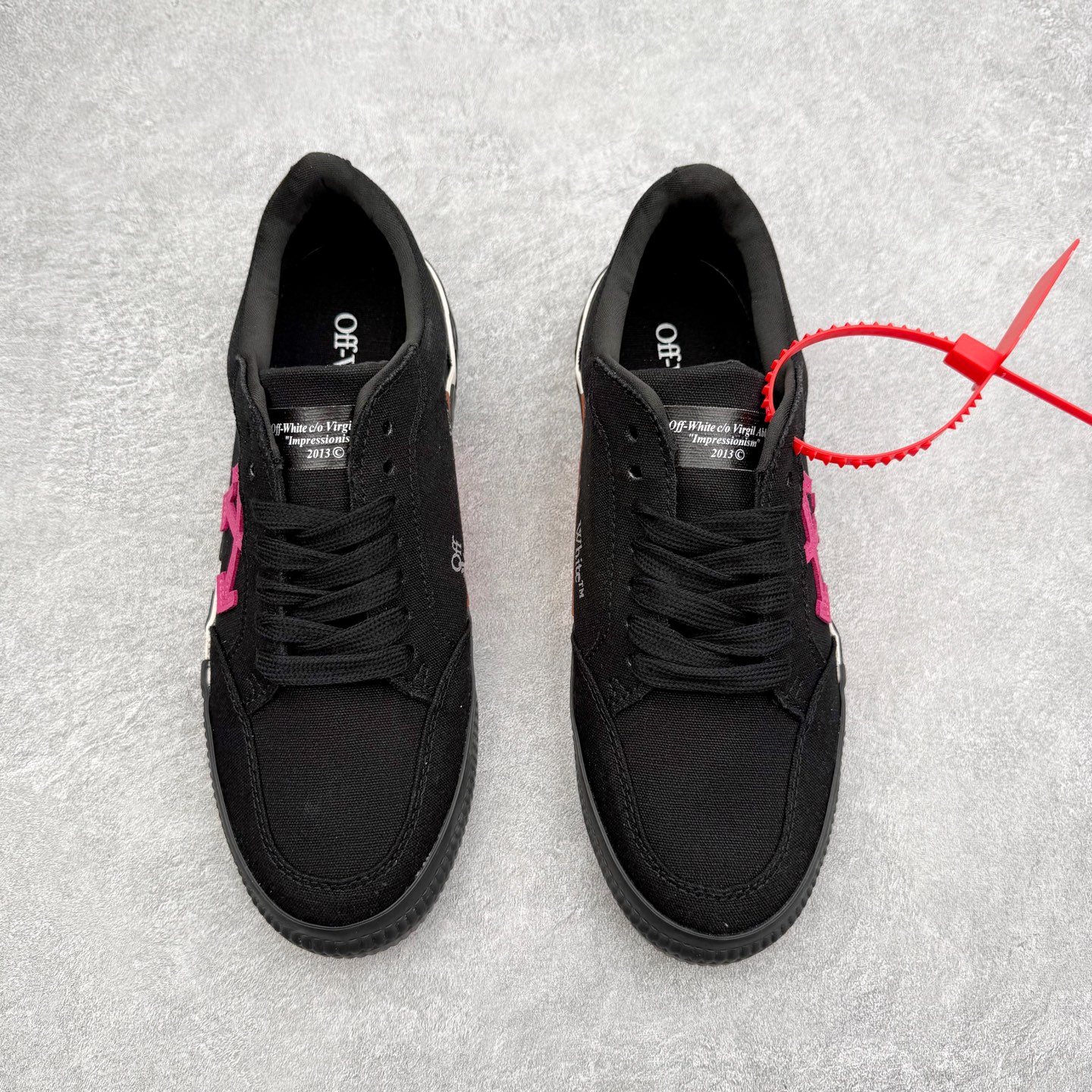 图片[2]-OFF-WHITE OW舒适百搭防滑耐磨低帮帆布鞋 Off-White由才华横溢的Virgil Abloh于2013年创立。这位美国设计师既是建筑系硕士生，也是一名DJ，更是著名的Kanye West的创意总监。他以都市奢华风格惊艳了众人，并且“以典雅方法演绎当代风尚”，设计出一件又一件备受追捧的作品。Off-White别具特色的卫衣、腰带、夹克、T恤等单品俨然已成为了时尚的代名词。前卫潮流的设计、充满趣味的细节以及别出心裁的剪裁使Off-White传达出浓厚的时尚气质，是打造摩登造型不容忽视的品牌。实拍调校N版已经零色差零失真 百分百还原实物色彩所见即所得 不存在货不对板色差等低级问题 选购参考实物拍摄 不混卖不参货 只用心做好货严格选品 承诺混一赔十 尺码：36 36.5 37.5 38 38.5 39 40 40.5 41 42 42.5 43 44 44.5 45 46 47-选品中心