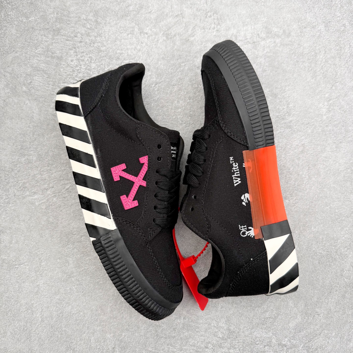 图片[3]-OFF-WHITE OW舒适百搭防滑耐磨低帮帆布鞋 Off-White由才华横溢的Virgil Abloh于2013年创立。这位美国设计师既是建筑系硕士生，也是一名DJ，更是著名的Kanye West的创意总监。他以都市奢华风格惊艳了众人，并且“以典雅方法演绎当代风尚”，设计出一件又一件备受追捧的作品。Off-White别具特色的卫衣、腰带、夹克、T恤等单品俨然已成为了时尚的代名词。前卫潮流的设计、充满趣味的细节以及别出心裁的剪裁使Off-White传达出浓厚的时尚气质，是打造摩登造型不容忽视的品牌。实拍调校N版已经零色差零失真 百分百还原实物色彩所见即所得 不存在货不对板色差等低级问题 选购参考实物拍摄 不混卖不参货 只用心做好货严格选品 承诺混一赔十 尺码：36 36.5 37.5 38 38.5 39 40 40.5 41 42 42.5 43 44 44.5 45 46 47-选品中心