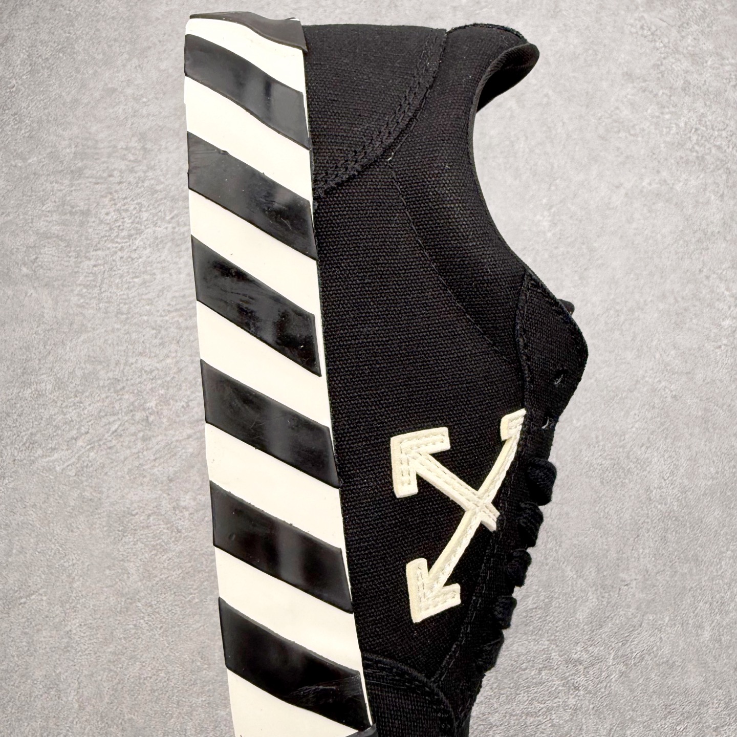 图片[6]-OFF-WHITE OW舒适百搭防滑耐磨低帮帆布鞋 Off-White由才华横溢的Virgil Abloh于2013年创立。这位美国设计师既是建筑系硕士生，也是一名DJ，更是著名的Kanye West的创意总监。他以都市奢华风格惊艳了众人，并且“以典雅方法演绎当代风尚”，设计出一件又一件备受追捧的作品。Off-White别具特色的卫衣、腰带、夹克、T恤等单品俨然已成为了时尚的代名词。前卫潮流的设计、充满趣味的细节以及别出心裁的剪裁使Off-White传达出浓厚的时尚气质，是打造摩登造型不容忽视的品牌。实拍调校N版已经零色差零失真 百分百还原实物色彩所见即所得 不存在货不对板色差等低级问题 选购参考实物拍摄 不混卖不参货 只用心做好货严格选品 承诺混一赔十 尺码：36 36.5 37.5 38 38.5 39 40 40.5 41 42 42.5 43 44 44.5 45 46 47-选品中心