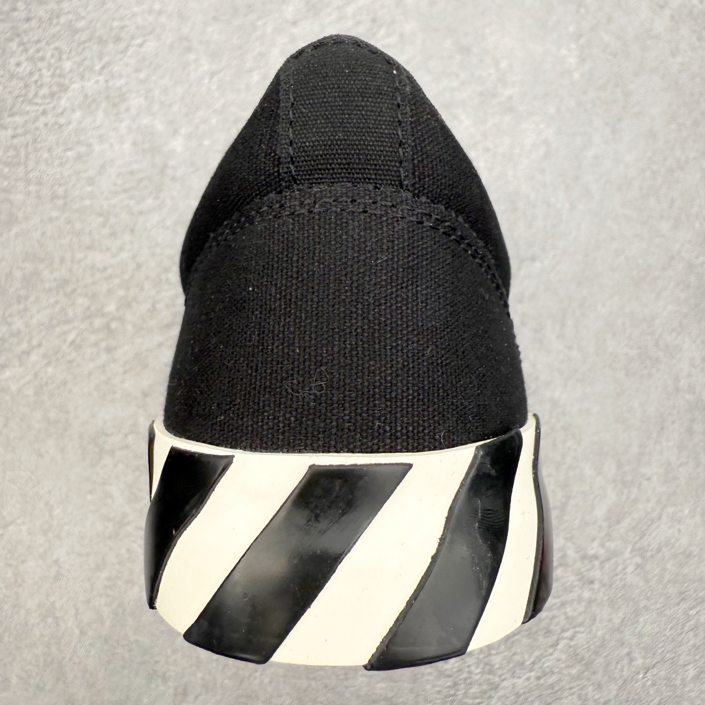 图片[8]-OFF-WHITE OW舒适百搭防滑耐磨低帮帆布鞋 Off-White由才华横溢的Virgil Abloh于2013年创立。这位美国设计师既是建筑系硕士生，也是一名DJ，更是著名的Kanye West的创意总监。他以都市奢华风格惊艳了众人，并且“以典雅方法演绎当代风尚”，设计出一件又一件备受追捧的作品。Off-White别具特色的卫衣、腰带、夹克、T恤等单品俨然已成为了时尚的代名词。前卫潮流的设计、充满趣味的细节以及别出心裁的剪裁使Off-White传达出浓厚的时尚气质，是打造摩登造型不容忽视的品牌。实拍调校N版已经零色差零失真 百分百还原实物色彩所见即所得 不存在货不对板色差等低级问题 选购参考实物拍摄 不混卖不参货 只用心做好货严格选品 承诺混一赔十 尺码：36 36.5 37.5 38 38.5 39 40 40.5 41 42 42.5 43 44 44.5 45 46 47-选品中心