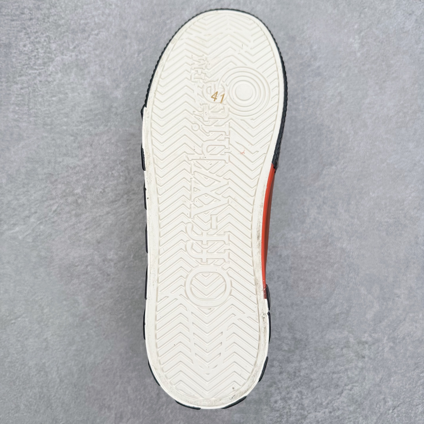 图片[9]-OFF-WHITE OW舒适百搭防滑耐磨低帮帆布鞋 Off-White由才华横溢的Virgil Abloh于2013年创立。这位美国设计师既是建筑系硕士生，也是一名DJ，更是著名的Kanye West的创意总监。他以都市奢华风格惊艳了众人，并且“以典雅方法演绎当代风尚”，设计出一件又一件备受追捧的作品。Off-White别具特色的卫衣、腰带、夹克、T恤等单品俨然已成为了时尚的代名词。前卫潮流的设计、充满趣味的细节以及别出心裁的剪裁使Off-White传达出浓厚的时尚气质，是打造摩登造型不容忽视的品牌。实拍调校N版已经零色差零失真 百分百还原实物色彩所见即所得 不存在货不对板色差等低级问题 选购参考实物拍摄 不混卖不参货 只用心做好货严格选品 承诺混一赔十 尺码：36 36.5 37.5 38 38.5 39 40 40.5 41 42 42.5 43 44 44.5 45 46 47-选品中心