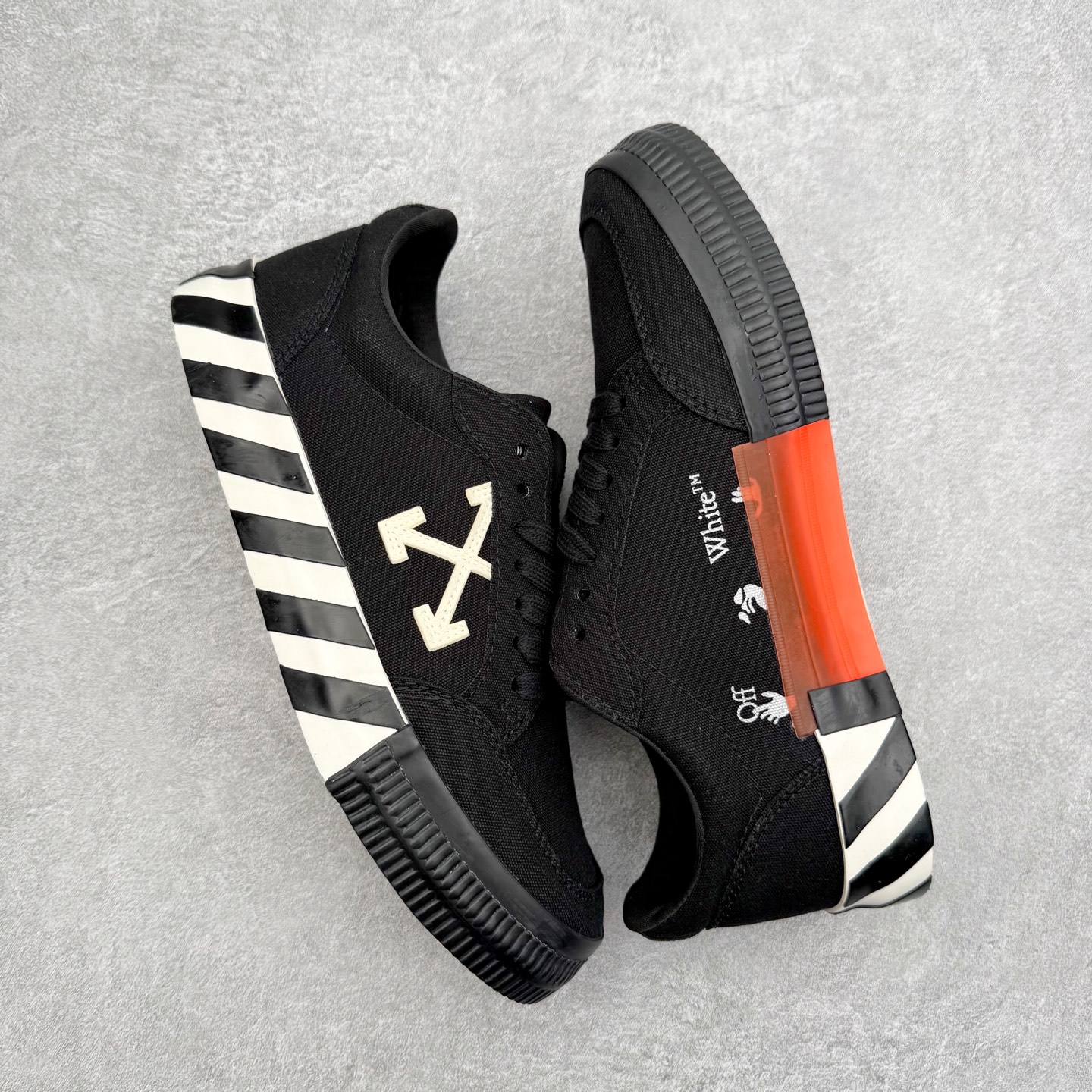图片[3]-OFF-WHITE OW舒适百搭防滑耐磨低帮帆布鞋 Off-White由才华横溢的Virgil Abloh于2013年创立。这位美国设计师既是建筑系硕士生，也是一名DJ，更是著名的Kanye West的创意总监。他以都市奢华风格惊艳了众人，并且“以典雅方法演绎当代风尚”，设计出一件又一件备受追捧的作品。Off-White别具特色的卫衣、腰带、夹克、T恤等单品俨然已成为了时尚的代名词。前卫潮流的设计、充满趣味的细节以及别出心裁的剪裁使Off-White传达出浓厚的时尚气质，是打造摩登造型不容忽视的品牌。实拍调校N版已经零色差零失真 百分百还原实物色彩所见即所得 不存在货不对板色差等低级问题 选购参考实物拍摄 不混卖不参货 只用心做好货严格选品 承诺混一赔十 尺码：36 36.5 37.5 38 38.5 39 40 40.5 41 42 42.5 43 44 44.5 45 46 47-选品中心
