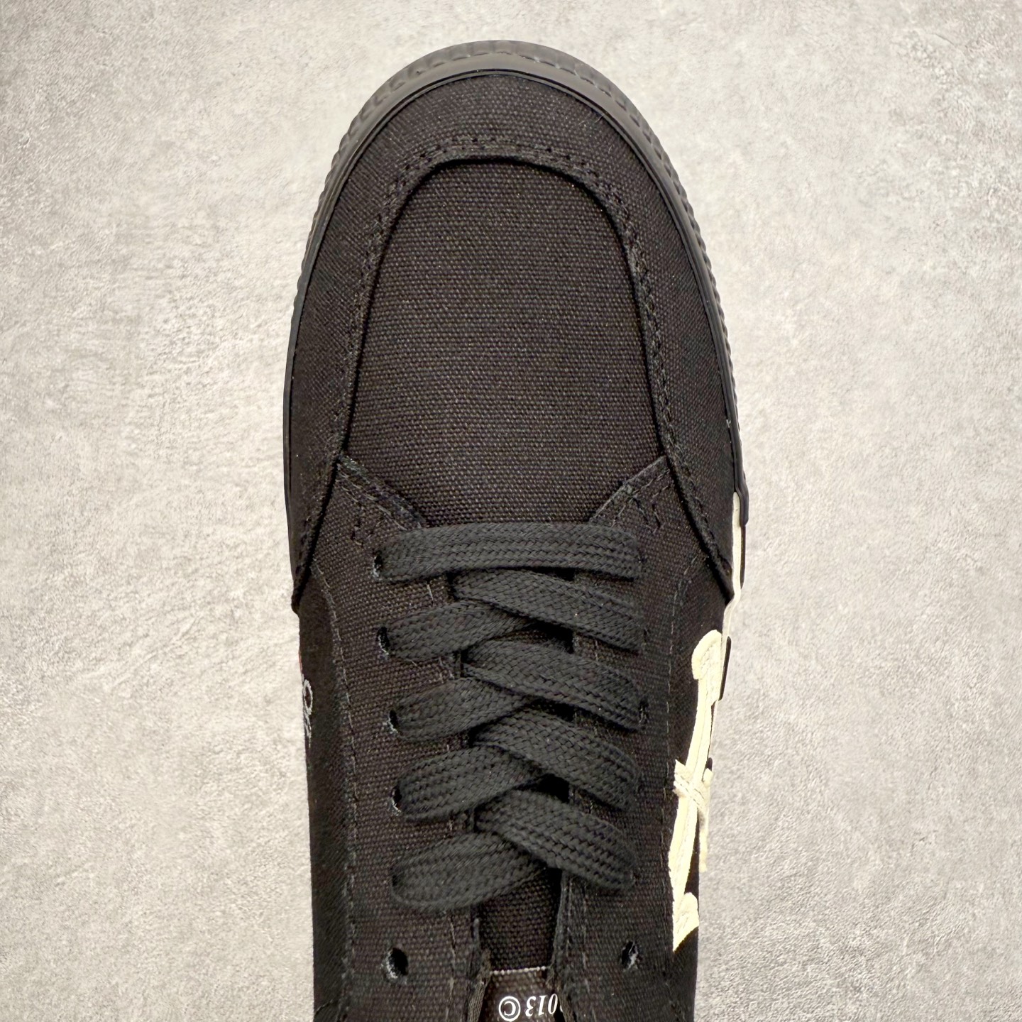 图片[4]-OFF-WHITE OW舒适百搭防滑耐磨低帮帆布鞋 Off-White由才华横溢的Virgil Abloh于2013年创立。这位美国设计师既是建筑系硕士生，也是一名DJ，更是著名的Kanye West的创意总监。他以都市奢华风格惊艳了众人，并且“以典雅方法演绎当代风尚”，设计出一件又一件备受追捧的作品。Off-White别具特色的卫衣、腰带、夹克、T恤等单品俨然已成为了时尚的代名词。前卫潮流的设计、充满趣味的细节以及别出心裁的剪裁使Off-White传达出浓厚的时尚气质，是打造摩登造型不容忽视的品牌。实拍调校N版已经零色差零失真 百分百还原实物色彩所见即所得 不存在货不对板色差等低级问题 选购参考实物拍摄 不混卖不参货 只用心做好货严格选品 承诺混一赔十 尺码：36 36.5 37.5 38 38.5 39 40 40.5 41 42 42.5 43 44 44.5 45 46 47-选品中心