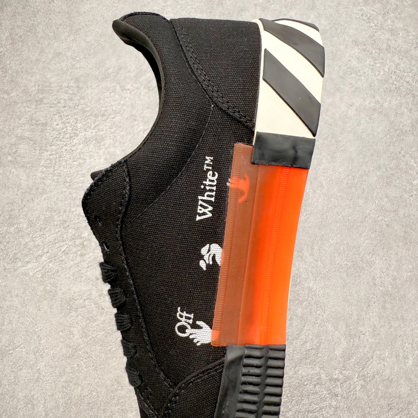 图片[7]-OFF-WHITE OW舒适百搭防滑耐磨低帮帆布鞋 Off-White由才华横溢的Virgil Abloh于2013年创立。这位美国设计师既是建筑系硕士生，也是一名DJ，更是著名的Kanye West的创意总监。他以都市奢华风格惊艳了众人，并且“以典雅方法演绎当代风尚”，设计出一件又一件备受追捧的作品。Off-White别具特色的卫衣、腰带、夹克、T恤等单品俨然已成为了时尚的代名词。前卫潮流的设计、充满趣味的细节以及别出心裁的剪裁使Off-White传达出浓厚的时尚气质，是打造摩登造型不容忽视的品牌。实拍调校N版已经零色差零失真 百分百还原实物色彩所见即所得 不存在货不对板色差等低级问题 选购参考实物拍摄 不混卖不参货 只用心做好货严格选品 承诺混一赔十 尺码：36 36.5 37.5 38 38.5 39 40 40.5 41 42 42.5 43 44 44.5 45 46 47-选品中心