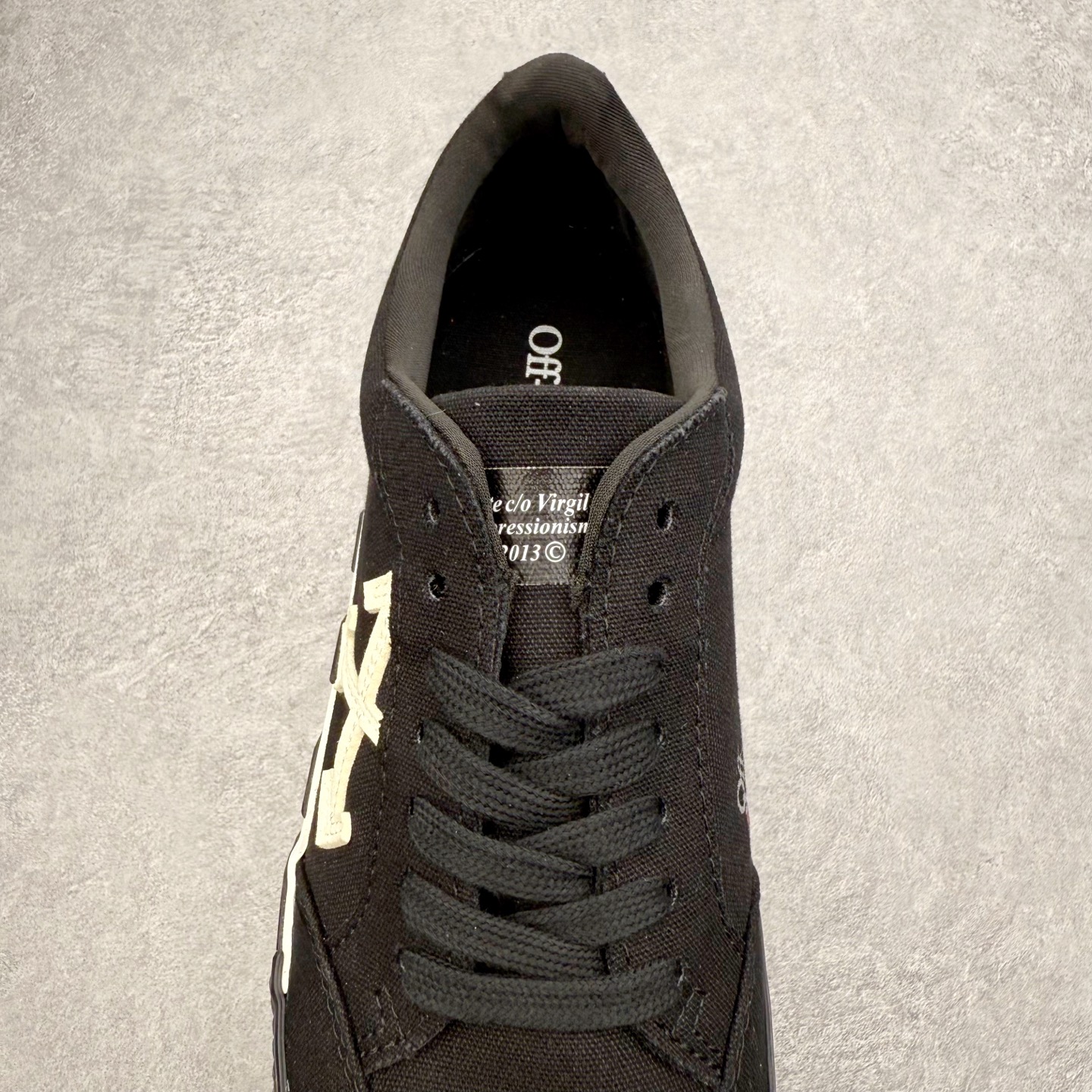 图片[5]-OFF-WHITE OW舒适百搭防滑耐磨低帮帆布鞋 Off-White由才华横溢的Virgil Abloh于2013年创立。这位美国设计师既是建筑系硕士生，也是一名DJ，更是著名的Kanye West的创意总监。他以都市奢华风格惊艳了众人，并且“以典雅方法演绎当代风尚”，设计出一件又一件备受追捧的作品。Off-White别具特色的卫衣、腰带、夹克、T恤等单品俨然已成为了时尚的代名词。前卫潮流的设计、充满趣味的细节以及别出心裁的剪裁使Off-White传达出浓厚的时尚气质，是打造摩登造型不容忽视的品牌。实拍调校N版已经零色差零失真 百分百还原实物色彩所见即所得 不存在货不对板色差等低级问题 选购参考实物拍摄 不混卖不参货 只用心做好货严格选品 承诺混一赔十 尺码：36 36.5 37.5 38 38.5 39 40 40.5 41 42 42.5 43 44 44.5 45 46 47-选品中心