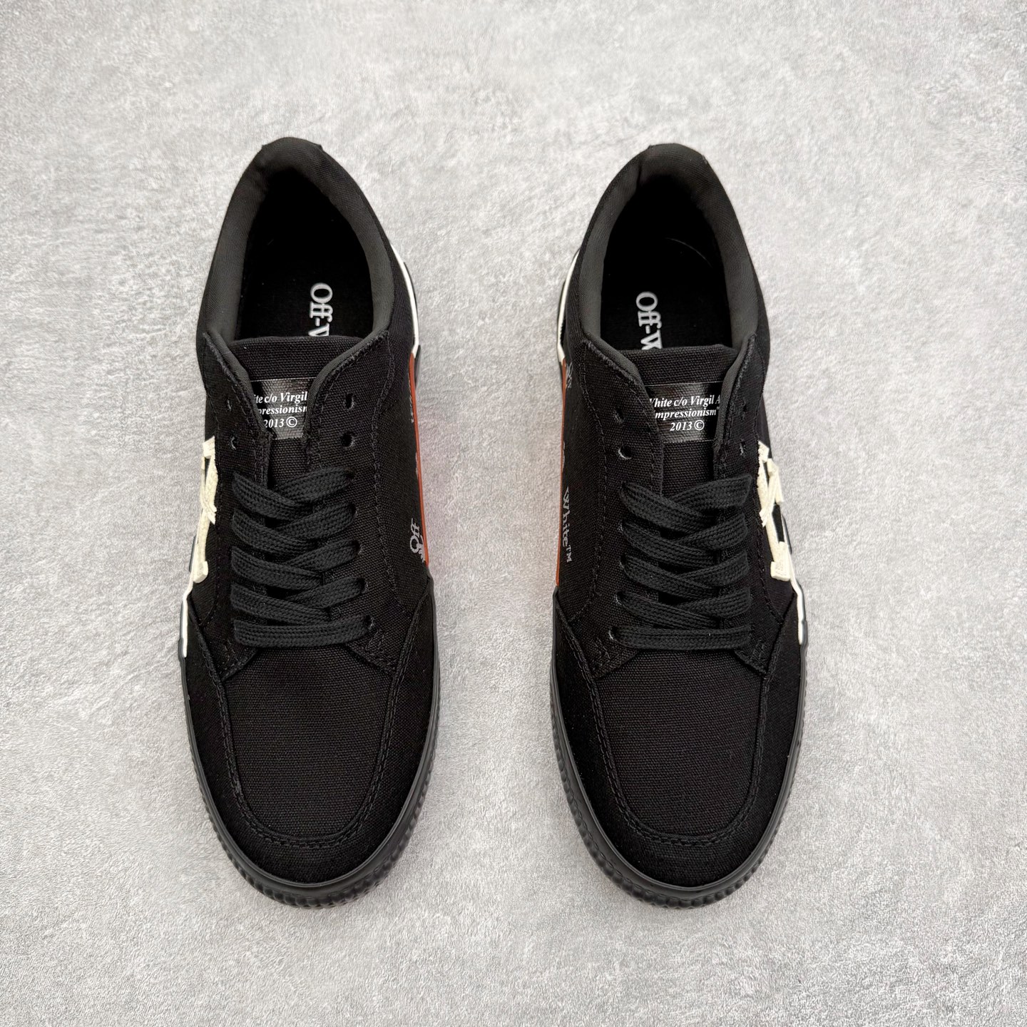 图片[2]-OFF-WHITE OW舒适百搭防滑耐磨低帮帆布鞋 Off-White由才华横溢的Virgil Abloh于2013年创立。这位美国设计师既是建筑系硕士生，也是一名DJ，更是著名的Kanye West的创意总监。他以都市奢华风格惊艳了众人，并且“以典雅方法演绎当代风尚”，设计出一件又一件备受追捧的作品。Off-White别具特色的卫衣、腰带、夹克、T恤等单品俨然已成为了时尚的代名词。前卫潮流的设计、充满趣味的细节以及别出心裁的剪裁使Off-White传达出浓厚的时尚气质，是打造摩登造型不容忽视的品牌。实拍调校N版已经零色差零失真 百分百还原实物色彩所见即所得 不存在货不对板色差等低级问题 选购参考实物拍摄 不混卖不参货 只用心做好货严格选品 承诺混一赔十 尺码：36 36.5 37.5 38 38.5 39 40 40.5 41 42 42.5 43 44 44.5 45 46 47-选品中心