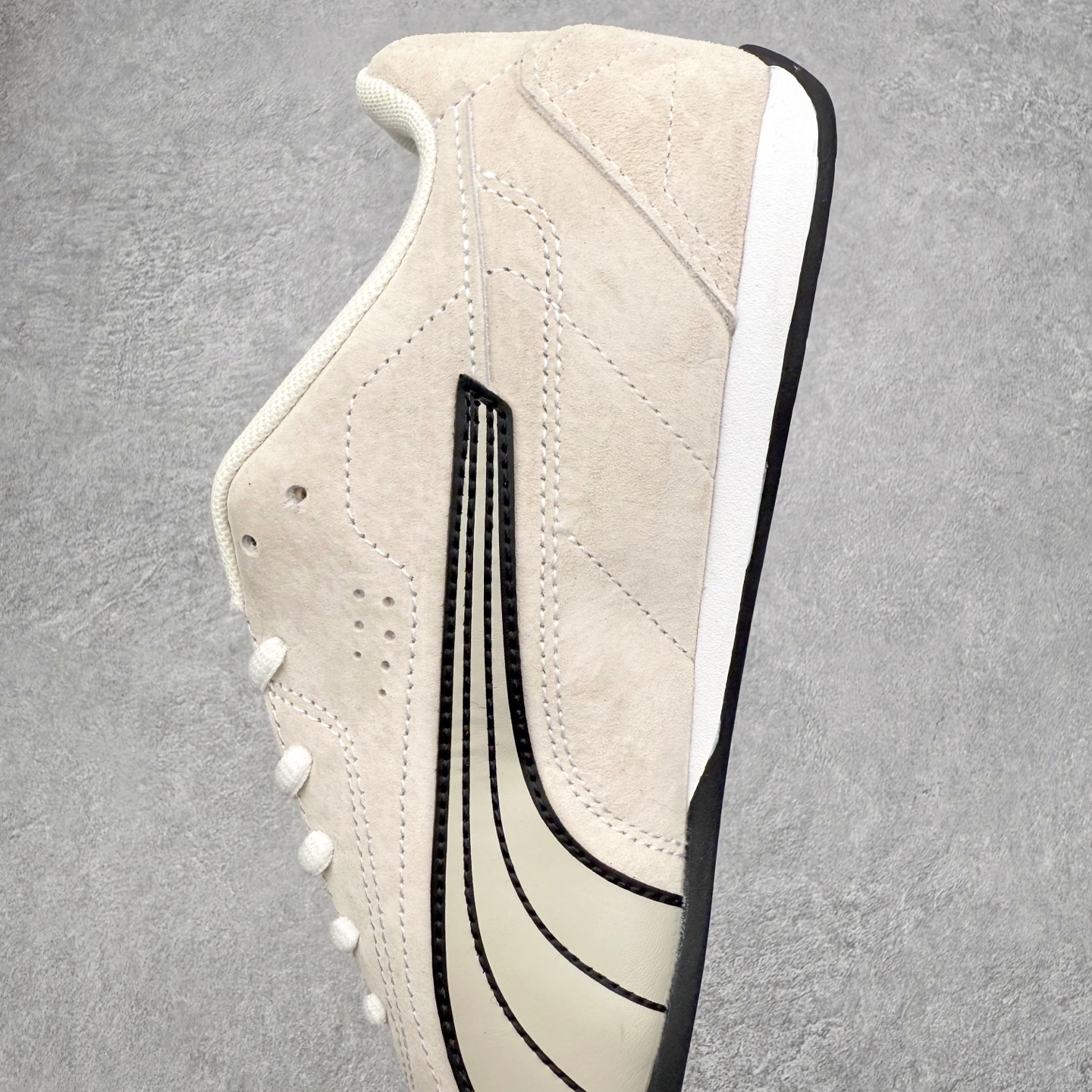 图片[7]-PUMA Bella UT Low 彪马贝拉UT系列低帮薄底德训复古风经典百搭休闲慢跑鞋 继将 Speedcat OG 带回后，近日 Puma 再以品牌档案室的经典鞋型 Bella OG 为蓝本，推出契合时下薄底球鞋趋势的 Bella UT 鞋款。自 21 世纪初问世以来，Bella OG 鞋型以其独特的薄底设计和上翻外底设计收获了众多年轻拥趸，更是 PUMA DNA 中不可磨灭的经典。此番重新推出的 Bella UT 鞋款，整体鞋面采用上乘皮革材质，并延续 Formstrip 设计语言；鞋头处采用精致的包头设计，搭配麂皮材质提升质感；鞋底部分保留 Bella 鞋款标志性的薄底和点状橡胶外底，上翘的设计包裹鞋面；鞋舌与鞋跟分别点缀美洲狮 Logo 与品牌字母 Logo。值得一提的是，本次 Bella UT 鞋款搭载 SOFTFOAM+ 鞋垫，兼顾美学设计与穿着舒适度。而配色上则提供白、黄、蓝、银、粉五款颜色。尺码：35.5 36 37 37.5 38 39 39.5 40 40.5 41 42 42.5 43 44 44.5 45-选品中心