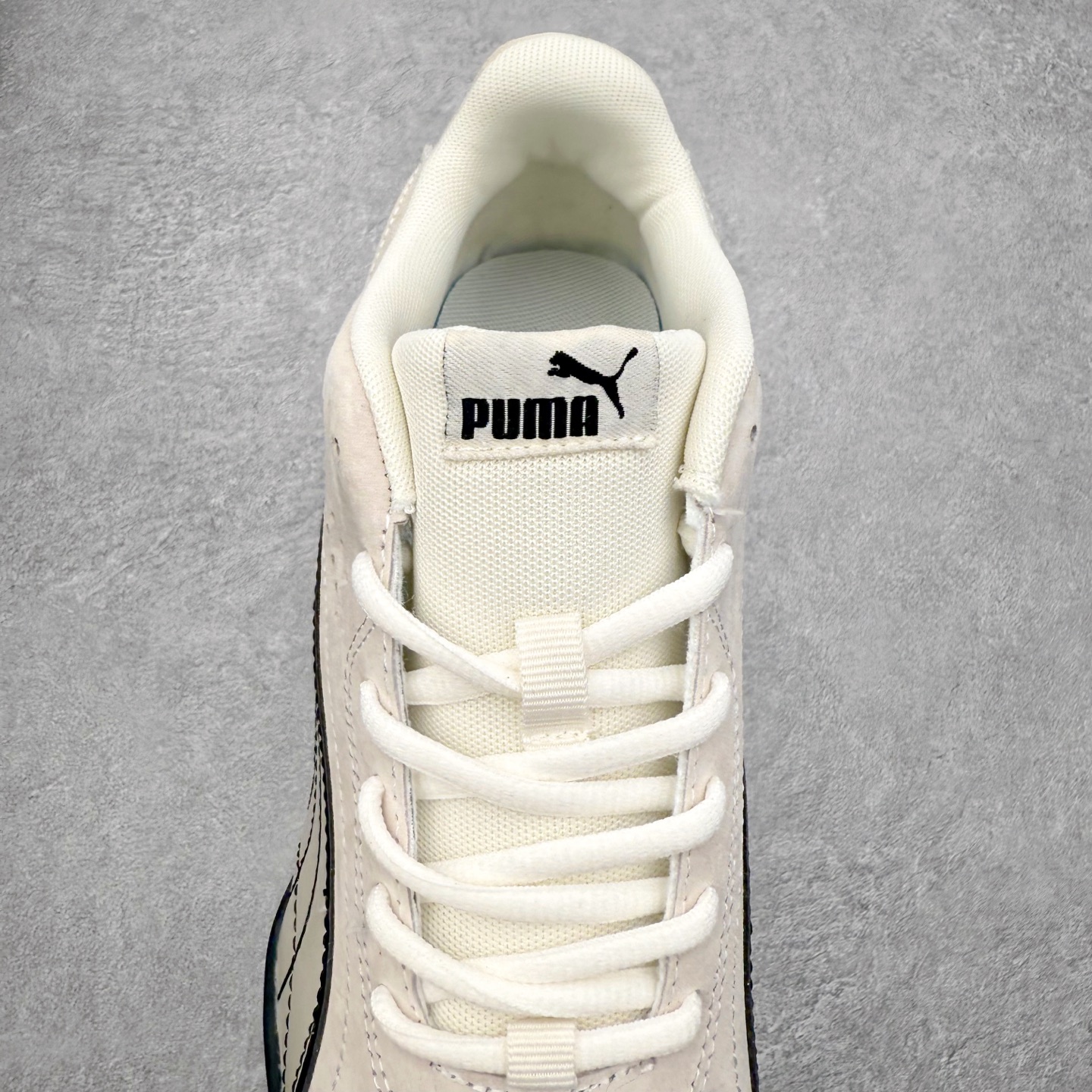 图片[5]-PUMA Bella UT Low 彪马贝拉UT系列低帮薄底德训复古风经典百搭休闲慢跑鞋 继将 Speedcat OG 带回后，近日 Puma 再以品牌档案室的经典鞋型 Bella OG 为蓝本，推出契合时下薄底球鞋趋势的 Bella UT 鞋款。自 21 世纪初问世以来，Bella OG 鞋型以其独特的薄底设计和上翻外底设计收获了众多年轻拥趸，更是 PUMA DNA 中不可磨灭的经典。此番重新推出的 Bella UT 鞋款，整体鞋面采用上乘皮革材质，并延续 Formstrip 设计语言；鞋头处采用精致的包头设计，搭配麂皮材质提升质感；鞋底部分保留 Bella 鞋款标志性的薄底和点状橡胶外底，上翘的设计包裹鞋面；鞋舌与鞋跟分别点缀美洲狮 Logo 与品牌字母 Logo。值得一提的是，本次 Bella UT 鞋款搭载 SOFTFOAM+ 鞋垫，兼顾美学设计与穿着舒适度。而配色上则提供白、黄、蓝、银、粉五款颜色。尺码：35.5 36 37 37.5 38 39 39.5 40 40.5 41 42 42.5 43 44 44.5 45-选品中心