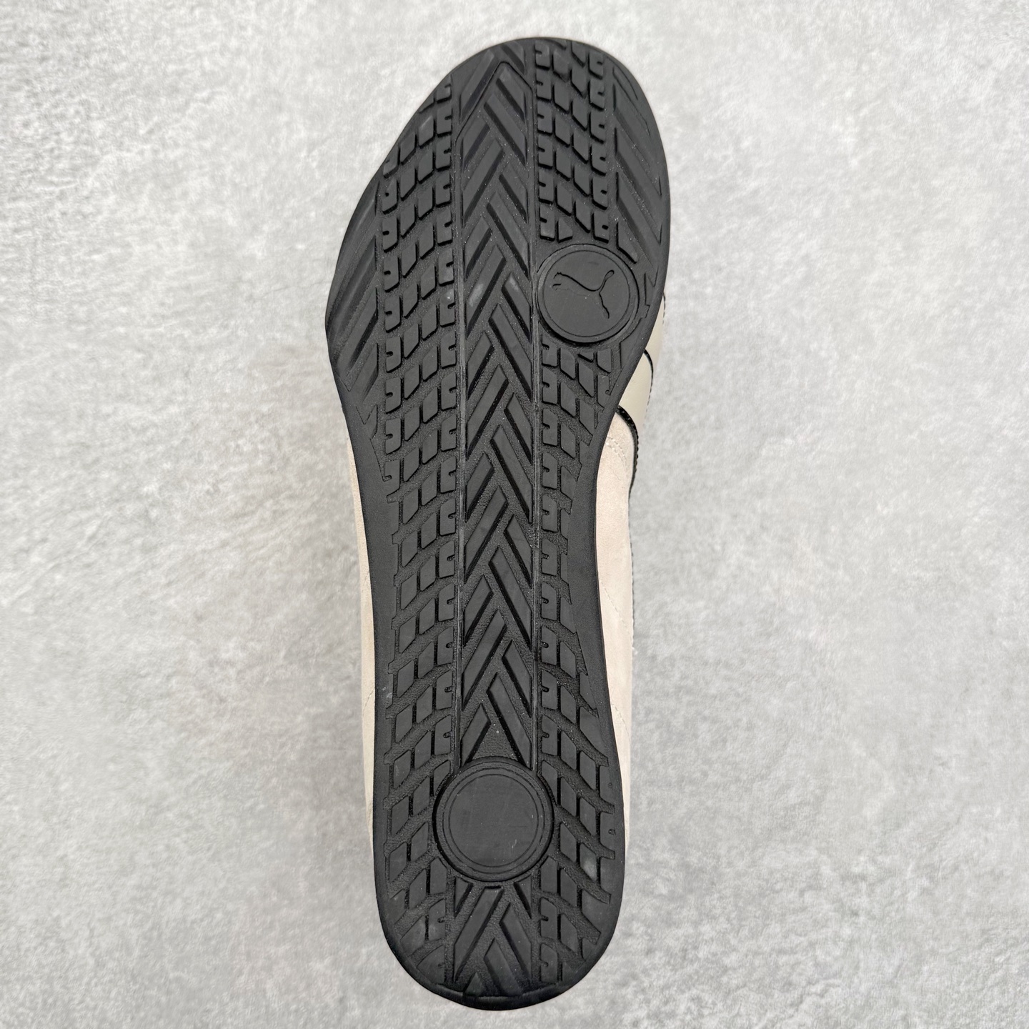 图片[9]-PUMA Bella UT Low 彪马贝拉UT系列低帮薄底德训复古风经典百搭休闲慢跑鞋 继将 Speedcat OG 带回后，近日 Puma 再以品牌档案室的经典鞋型 Bella OG 为蓝本，推出契合时下薄底球鞋趋势的 Bella UT 鞋款。自 21 世纪初问世以来，Bella OG 鞋型以其独特的薄底设计和上翻外底设计收获了众多年轻拥趸，更是 PUMA DNA 中不可磨灭的经典。此番重新推出的 Bella UT 鞋款，整体鞋面采用上乘皮革材质，并延续 Formstrip 设计语言；鞋头处采用精致的包头设计，搭配麂皮材质提升质感；鞋底部分保留 Bella 鞋款标志性的薄底和点状橡胶外底，上翘的设计包裹鞋面；鞋舌与鞋跟分别点缀美洲狮 Logo 与品牌字母 Logo。值得一提的是，本次 Bella UT 鞋款搭载 SOFTFOAM+ 鞋垫，兼顾美学设计与穿着舒适度。而配色上则提供白、黄、蓝、银、粉五款颜色。尺码：35.5 36 37 37.5 38 39 39.5 40 40.5 41 42 42.5 43 44 44.5 45-选品中心