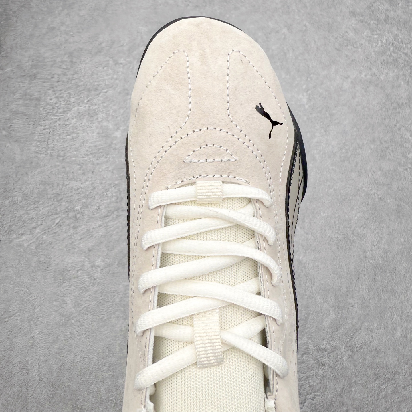 图片[4]-PUMA Bella UT Low 彪马贝拉UT系列低帮薄底德训复古风经典百搭休闲慢跑鞋 继将 Speedcat OG 带回后，近日 Puma 再以品牌档案室的经典鞋型 Bella OG 为蓝本，推出契合时下薄底球鞋趋势的 Bella UT 鞋款。自 21 世纪初问世以来，Bella OG 鞋型以其独特的薄底设计和上翻外底设计收获了众多年轻拥趸，更是 PUMA DNA 中不可磨灭的经典。此番重新推出的 Bella UT 鞋款，整体鞋面采用上乘皮革材质，并延续 Formstrip 设计语言；鞋头处采用精致的包头设计，搭配麂皮材质提升质感；鞋底部分保留 Bella 鞋款标志性的薄底和点状橡胶外底，上翘的设计包裹鞋面；鞋舌与鞋跟分别点缀美洲狮 Logo 与品牌字母 Logo。值得一提的是，本次 Bella UT 鞋款搭载 SOFTFOAM+ 鞋垫，兼顾美学设计与穿着舒适度。而配色上则提供白、黄、蓝、银、粉五款颜色。尺码：35.5 36 37 37.5 38 39 39.5 40 40.5 41 42 42.5 43 44 44.5 45-选品中心