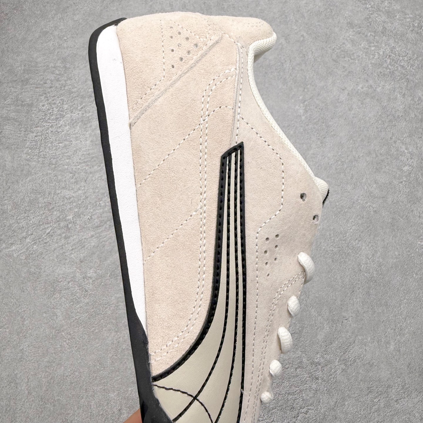 图片[6]-PUMA Bella UT Low 彪马贝拉UT系列低帮薄底德训复古风经典百搭休闲慢跑鞋 继将 Speedcat OG 带回后，近日 Puma 再以品牌档案室的经典鞋型 Bella OG 为蓝本，推出契合时下薄底球鞋趋势的 Bella UT 鞋款。自 21 世纪初问世以来，Bella OG 鞋型以其独特的薄底设计和上翻外底设计收获了众多年轻拥趸，更是 PUMA DNA 中不可磨灭的经典。此番重新推出的 Bella UT 鞋款，整体鞋面采用上乘皮革材质，并延续 Formstrip 设计语言；鞋头处采用精致的包头设计，搭配麂皮材质提升质感；鞋底部分保留 Bella 鞋款标志性的薄底和点状橡胶外底，上翘的设计包裹鞋面；鞋舌与鞋跟分别点缀美洲狮 Logo 与品牌字母 Logo。值得一提的是，本次 Bella UT 鞋款搭载 SOFTFOAM+ 鞋垫，兼顾美学设计与穿着舒适度。而配色上则提供白、黄、蓝、银、粉五款颜色。尺码：35.5 36 37 37.5 38 39 39.5 40 40.5 41 42 42.5 43 44 44.5 45-选品中心