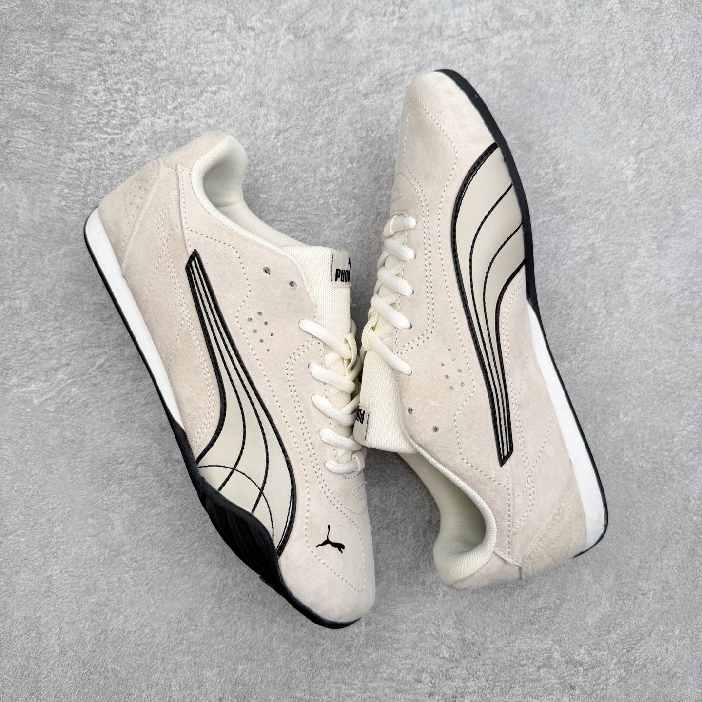 图片[3]-PUMA Bella UT Low 彪马贝拉UT系列低帮薄底德训复古风经典百搭休闲慢跑鞋 继将 Speedcat OG 带回后，近日 Puma 再以品牌档案室的经典鞋型 Bella OG 为蓝本，推出契合时下薄底球鞋趋势的 Bella UT 鞋款。自 21 世纪初问世以来，Bella OG 鞋型以其独特的薄底设计和上翻外底设计收获了众多年轻拥趸，更是 PUMA DNA 中不可磨灭的经典。此番重新推出的 Bella UT 鞋款，整体鞋面采用上乘皮革材质，并延续 Formstrip 设计语言；鞋头处采用精致的包头设计，搭配麂皮材质提升质感；鞋底部分保留 Bella 鞋款标志性的薄底和点状橡胶外底，上翘的设计包裹鞋面；鞋舌与鞋跟分别点缀美洲狮 Logo 与品牌字母 Logo。值得一提的是，本次 Bella UT 鞋款搭载 SOFTFOAM+ 鞋垫，兼顾美学设计与穿着舒适度。而配色上则提供白、黄、蓝、银、粉五款颜色。尺码：35.5 36 37 37.5 38 39 39.5 40 40.5 41 42 42.5 43 44 44.5 45-选品中心