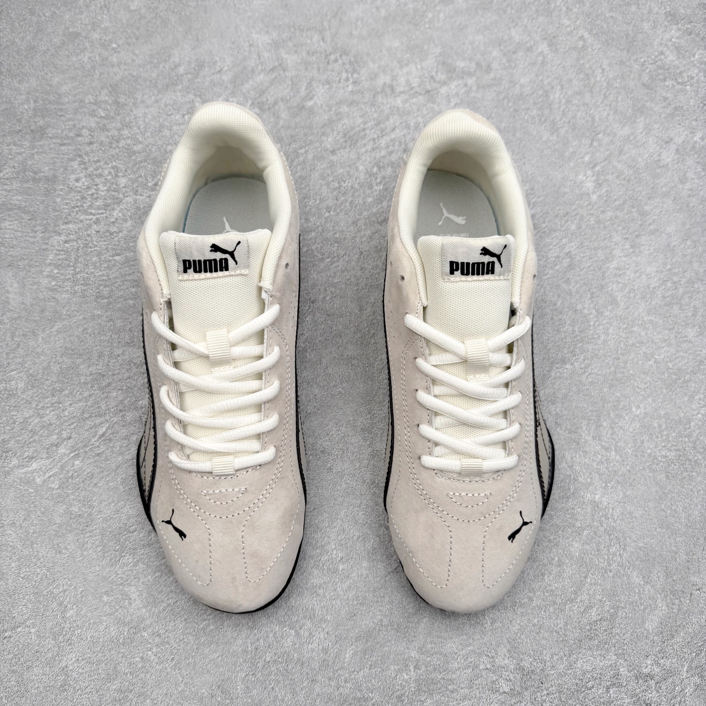 图片[2]-PUMA Bella UT Low 彪马贝拉UT系列低帮薄底德训复古风经典百搭休闲慢跑鞋 继将 Speedcat OG 带回后，近日 Puma 再以品牌档案室的经典鞋型 Bella OG 为蓝本，推出契合时下薄底球鞋趋势的 Bella UT 鞋款。自 21 世纪初问世以来，Bella OG 鞋型以其独特的薄底设计和上翻外底设计收获了众多年轻拥趸，更是 PUMA DNA 中不可磨灭的经典。此番重新推出的 Bella UT 鞋款，整体鞋面采用上乘皮革材质，并延续 Formstrip 设计语言；鞋头处采用精致的包头设计，搭配麂皮材质提升质感；鞋底部分保留 Bella 鞋款标志性的薄底和点状橡胶外底，上翘的设计包裹鞋面；鞋舌与鞋跟分别点缀美洲狮 Logo 与品牌字母 Logo。值得一提的是，本次 Bella UT 鞋款搭载 SOFTFOAM+ 鞋垫，兼顾美学设计与穿着舒适度。而配色上则提供白、黄、蓝、银、粉五款颜色。尺码：35.5 36 37 37.5 38 39 39.5 40 40.5 41 42 42.5 43 44 44.5 45-选品中心