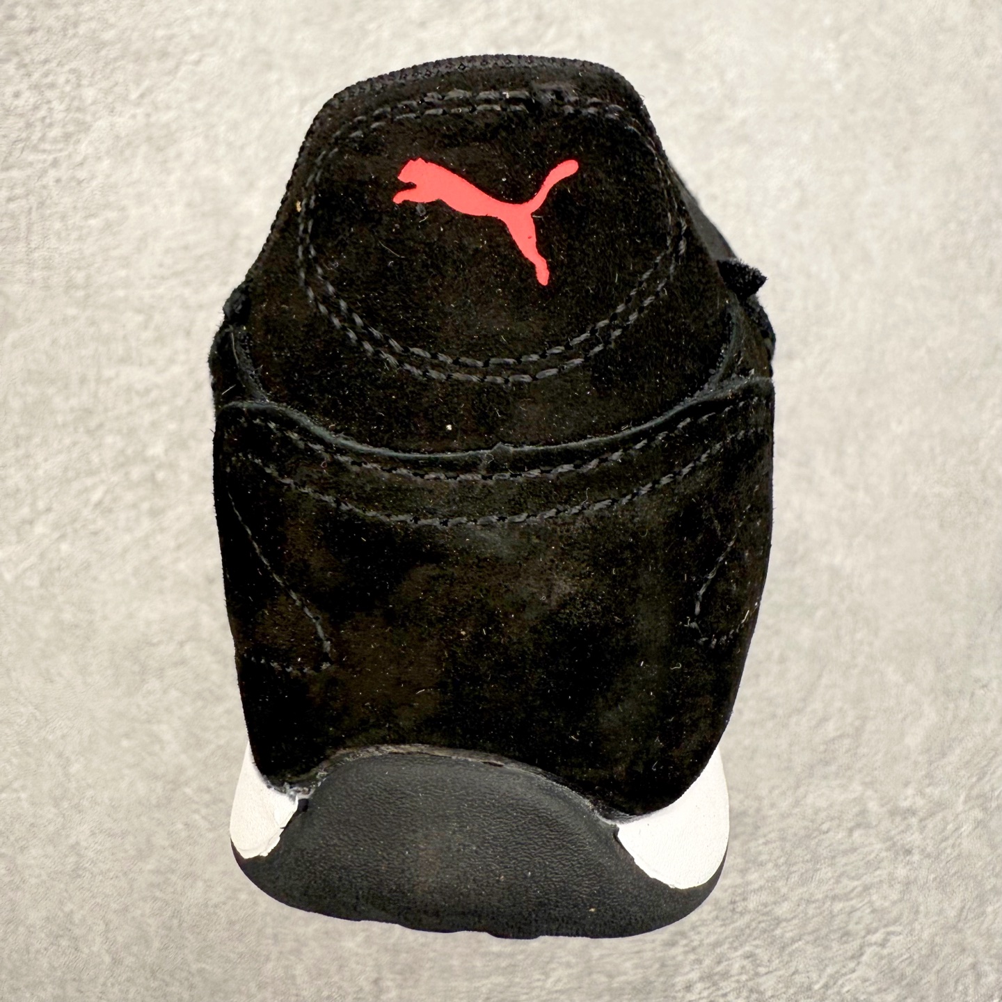 图片[8]-PUMA Bella UT Low 彪马贝拉UT系列低帮薄底德训复古风经典百搭休闲慢跑鞋 继将 Speedcat OG 带回后，近日 Puma 再以品牌档案室的经典鞋型 Bella OG 为蓝本，推出契合时下薄底球鞋趋势的 Bella UT 鞋款。自 21 世纪初问世以来，Bella OG 鞋型以其独特的薄底设计和上翻外底设计收获了众多年轻拥趸，更是 PUMA DNA 中不可磨灭的经典。此番重新推出的 Bella UT 鞋款，整体鞋面采用上乘皮革材质，并延续 Formstrip 设计语言；鞋头处采用精致的包头设计，搭配麂皮材质提升质感；鞋底部分保留 Bella 鞋款标志性的薄底和点状橡胶外底，上翘的设计包裹鞋面；鞋舌与鞋跟分别点缀美洲狮 Logo 与品牌字母 Logo。值得一提的是，本次 Bella UT 鞋款搭载 SOFTFOAM+ 鞋垫，兼顾美学设计与穿着舒适度。而配色上则提供白、黄、蓝、银、粉五款颜色。尺码：35.5 36 37 37.5 38 39 39.5 40 40.5 41 42 42.5 43 44 44.5 45-选品中心