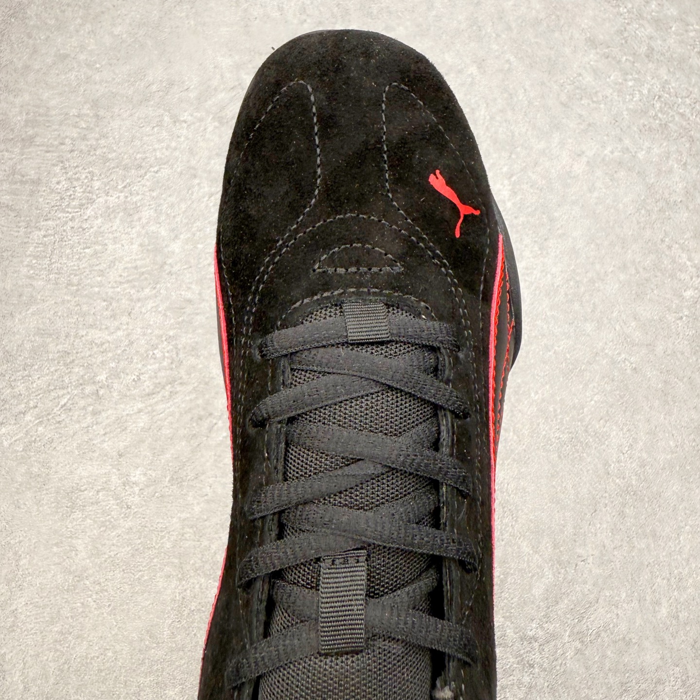 图片[4]-PUMA Bella UT Low 彪马贝拉UT系列低帮薄底德训复古风经典百搭休闲慢跑鞋 继将 Speedcat OG 带回后，近日 Puma 再以品牌档案室的经典鞋型 Bella OG 为蓝本，推出契合时下薄底球鞋趋势的 Bella UT 鞋款。自 21 世纪初问世以来，Bella OG 鞋型以其独特的薄底设计和上翻外底设计收获了众多年轻拥趸，更是 PUMA DNA 中不可磨灭的经典。此番重新推出的 Bella UT 鞋款，整体鞋面采用上乘皮革材质，并延续 Formstrip 设计语言；鞋头处采用精致的包头设计，搭配麂皮材质提升质感；鞋底部分保留 Bella 鞋款标志性的薄底和点状橡胶外底，上翘的设计包裹鞋面；鞋舌与鞋跟分别点缀美洲狮 Logo 与品牌字母 Logo。值得一提的是，本次 Bella UT 鞋款搭载 SOFTFOAM+ 鞋垫，兼顾美学设计与穿着舒适度。而配色上则提供白、黄、蓝、银、粉五款颜色。尺码：35.5 36 37 37.5 38 39 39.5 40 40.5 41 42 42.5 43 44 44.5 45-选品中心