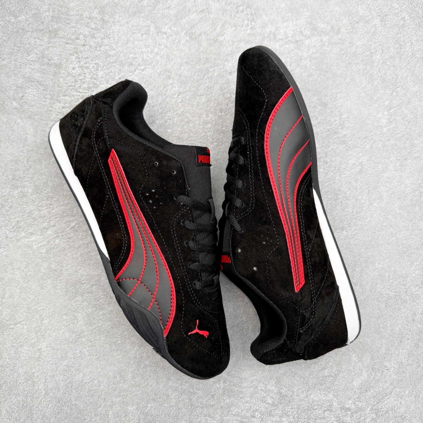 图片[3]-PUMA Bella UT Low 彪马贝拉UT系列低帮薄底德训复古风经典百搭休闲慢跑鞋 继将 Speedcat OG 带回后，近日 Puma 再以品牌档案室的经典鞋型 Bella OG 为蓝本，推出契合时下薄底球鞋趋势的 Bella UT 鞋款。自 21 世纪初问世以来，Bella OG 鞋型以其独特的薄底设计和上翻外底设计收获了众多年轻拥趸，更是 PUMA DNA 中不可磨灭的经典。此番重新推出的 Bella UT 鞋款，整体鞋面采用上乘皮革材质，并延续 Formstrip 设计语言；鞋头处采用精致的包头设计，搭配麂皮材质提升质感；鞋底部分保留 Bella 鞋款标志性的薄底和点状橡胶外底，上翘的设计包裹鞋面；鞋舌与鞋跟分别点缀美洲狮 Logo 与品牌字母 Logo。值得一提的是，本次 Bella UT 鞋款搭载 SOFTFOAM+ 鞋垫，兼顾美学设计与穿着舒适度。而配色上则提供白、黄、蓝、银、粉五款颜色。尺码：35.5 36 37 37.5 38 39 39.5 40 40.5 41 42 42.5 43 44 44.5 45-选品中心