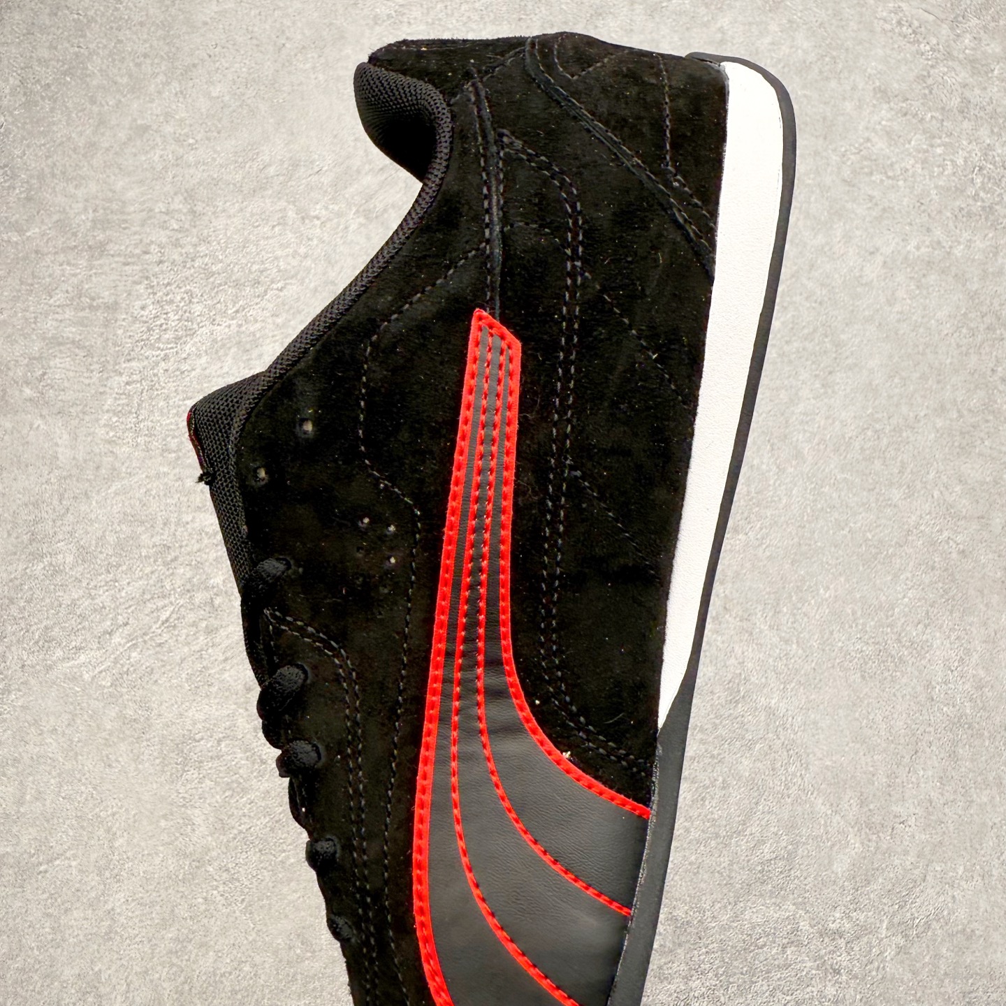 图片[7]-PUMA Bella UT Low 彪马贝拉UT系列低帮薄底德训复古风经典百搭休闲慢跑鞋 继将 Speedcat OG 带回后，近日 Puma 再以品牌档案室的经典鞋型 Bella OG 为蓝本，推出契合时下薄底球鞋趋势的 Bella UT 鞋款。自 21 世纪初问世以来，Bella OG 鞋型以其独特的薄底设计和上翻外底设计收获了众多年轻拥趸，更是 PUMA DNA 中不可磨灭的经典。此番重新推出的 Bella UT 鞋款，整体鞋面采用上乘皮革材质，并延续 Formstrip 设计语言；鞋头处采用精致的包头设计，搭配麂皮材质提升质感；鞋底部分保留 Bella 鞋款标志性的薄底和点状橡胶外底，上翘的设计包裹鞋面；鞋舌与鞋跟分别点缀美洲狮 Logo 与品牌字母 Logo。值得一提的是，本次 Bella UT 鞋款搭载 SOFTFOAM+ 鞋垫，兼顾美学设计与穿着舒适度。而配色上则提供白、黄、蓝、银、粉五款颜色。尺码：35.5 36 37 37.5 38 39 39.5 40 40.5 41 42 42.5 43 44 44.5 45-选品中心