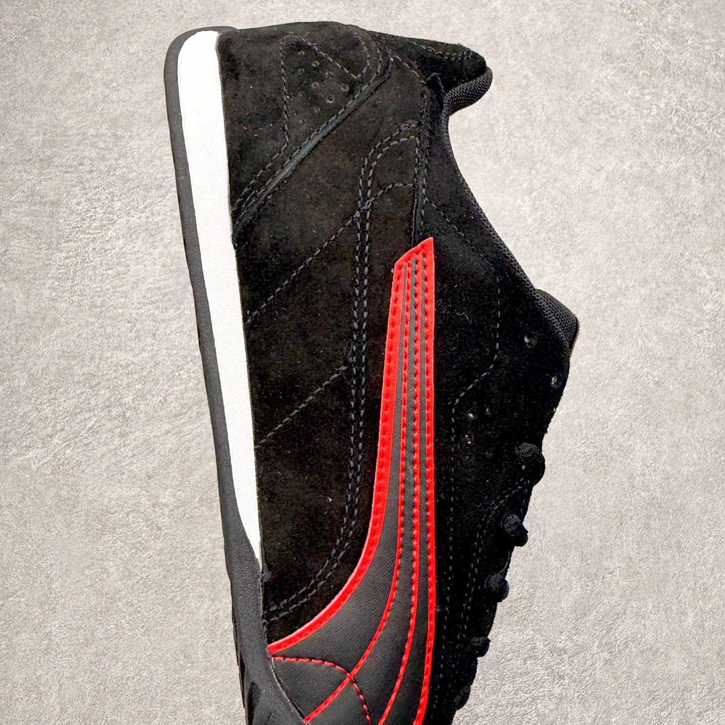 图片[6]-PUMA Bella UT Low 彪马贝拉UT系列低帮薄底德训复古风经典百搭休闲慢跑鞋 继将 Speedcat OG 带回后，近日 Puma 再以品牌档案室的经典鞋型 Bella OG 为蓝本，推出契合时下薄底球鞋趋势的 Bella UT 鞋款。自 21 世纪初问世以来，Bella OG 鞋型以其独特的薄底设计和上翻外底设计收获了众多年轻拥趸，更是 PUMA DNA 中不可磨灭的经典。此番重新推出的 Bella UT 鞋款，整体鞋面采用上乘皮革材质，并延续 Formstrip 设计语言；鞋头处采用精致的包头设计，搭配麂皮材质提升质感；鞋底部分保留 Bella 鞋款标志性的薄底和点状橡胶外底，上翘的设计包裹鞋面；鞋舌与鞋跟分别点缀美洲狮 Logo 与品牌字母 Logo。值得一提的是，本次 Bella UT 鞋款搭载 SOFTFOAM+ 鞋垫，兼顾美学设计与穿着舒适度。而配色上则提供白、黄、蓝、银、粉五款颜色。尺码：35.5 36 37 37.5 38 39 39.5 40 40.5 41 42 42.5 43 44 44.5 45-选品中心