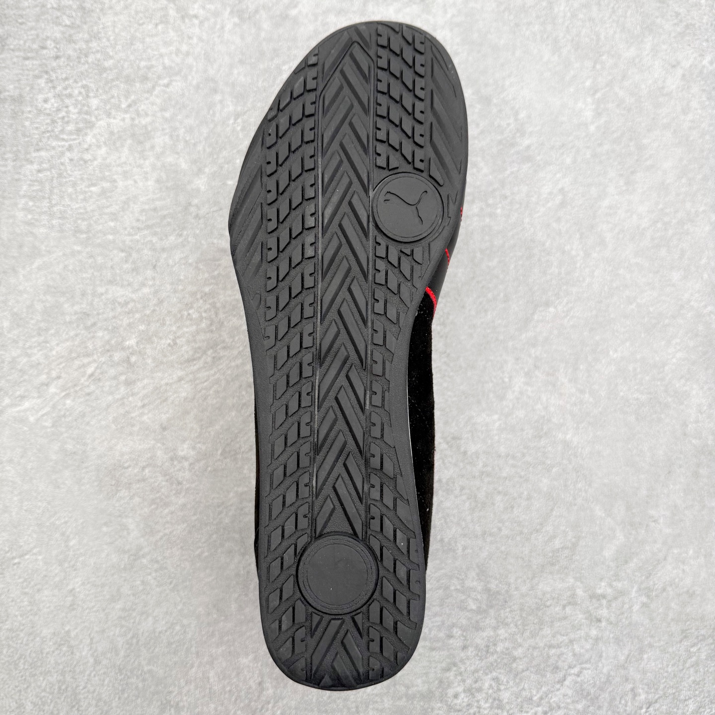 图片[9]-PUMA Bella UT Low 彪马贝拉UT系列低帮薄底德训复古风经典百搭休闲慢跑鞋 继将 Speedcat OG 带回后，近日 Puma 再以品牌档案室的经典鞋型 Bella OG 为蓝本，推出契合时下薄底球鞋趋势的 Bella UT 鞋款。自 21 世纪初问世以来，Bella OG 鞋型以其独特的薄底设计和上翻外底设计收获了众多年轻拥趸，更是 PUMA DNA 中不可磨灭的经典。此番重新推出的 Bella UT 鞋款，整体鞋面采用上乘皮革材质，并延续 Formstrip 设计语言；鞋头处采用精致的包头设计，搭配麂皮材质提升质感；鞋底部分保留 Bella 鞋款标志性的薄底和点状橡胶外底，上翘的设计包裹鞋面；鞋舌与鞋跟分别点缀美洲狮 Logo 与品牌字母 Logo。值得一提的是，本次 Bella UT 鞋款搭载 SOFTFOAM+ 鞋垫，兼顾美学设计与穿着舒适度。而配色上则提供白、黄、蓝、银、粉五款颜色。尺码：35.5 36 37 37.5 38 39 39.5 40 40.5 41 42 42.5 43 44 44.5 45-选品中心