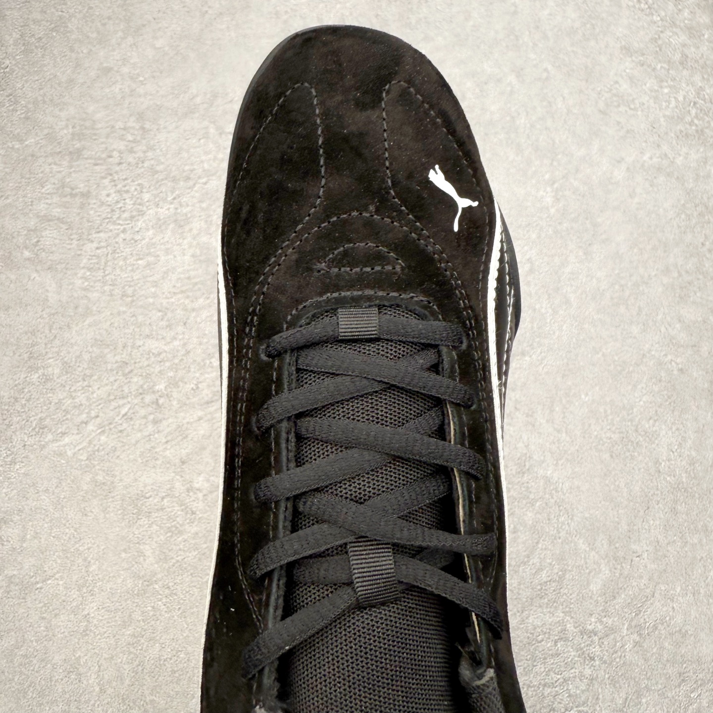 图片[4]-PUMA Bella UT Low 彪马贝拉UT系列低帮薄底德训复古风经典百搭休闲慢跑鞋 继将 Speedcat OG 带回后，近日 Puma 再以品牌档案室的经典鞋型 Bella OG 为蓝本，推出契合时下薄底球鞋趋势的 Bella UT 鞋款。自 21 世纪初问世以来，Bella OG 鞋型以其独特的薄底设计和上翻外底设计收获了众多年轻拥趸，更是 PUMA DNA 中不可磨灭的经典。此番重新推出的 Bella UT 鞋款，整体鞋面采用上乘皮革材质，并延续 Formstrip 设计语言；鞋头处采用精致的包头设计，搭配麂皮材质提升质感；鞋底部分保留 Bella 鞋款标志性的薄底和点状橡胶外底，上翘的设计包裹鞋面；鞋舌与鞋跟分别点缀美洲狮 Logo 与品牌字母 Logo。值得一提的是，本次 Bella UT 鞋款搭载 SOFTFOAM+ 鞋垫，兼顾美学设计与穿着舒适度。而配色上则提供白、黄、蓝、银、粉五款颜色。尺码：35.5 36 37 37.5 38 39 39.5 40 40.5 41 42 42.5 43 44 44.5 45-选品中心