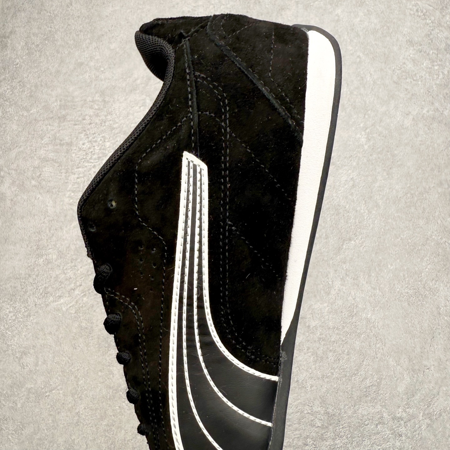 图片[7]-PUMA Bella UT Low 彪马贝拉UT系列低帮薄底德训复古风经典百搭休闲慢跑鞋 继将 Speedcat OG 带回后，近日 Puma 再以品牌档案室的经典鞋型 Bella OG 为蓝本，推出契合时下薄底球鞋趋势的 Bella UT 鞋款。自 21 世纪初问世以来，Bella OG 鞋型以其独特的薄底设计和上翻外底设计收获了众多年轻拥趸，更是 PUMA DNA 中不可磨灭的经典。此番重新推出的 Bella UT 鞋款，整体鞋面采用上乘皮革材质，并延续 Formstrip 设计语言；鞋头处采用精致的包头设计，搭配麂皮材质提升质感；鞋底部分保留 Bella 鞋款标志性的薄底和点状橡胶外底，上翘的设计包裹鞋面；鞋舌与鞋跟分别点缀美洲狮 Logo 与品牌字母 Logo。值得一提的是，本次 Bella UT 鞋款搭载 SOFTFOAM+ 鞋垫，兼顾美学设计与穿着舒适度。而配色上则提供白、黄、蓝、银、粉五款颜色。尺码：35.5 36 37 37.5 38 39 39.5 40 40.5 41 42 42.5 43 44 44.5 45-选品中心