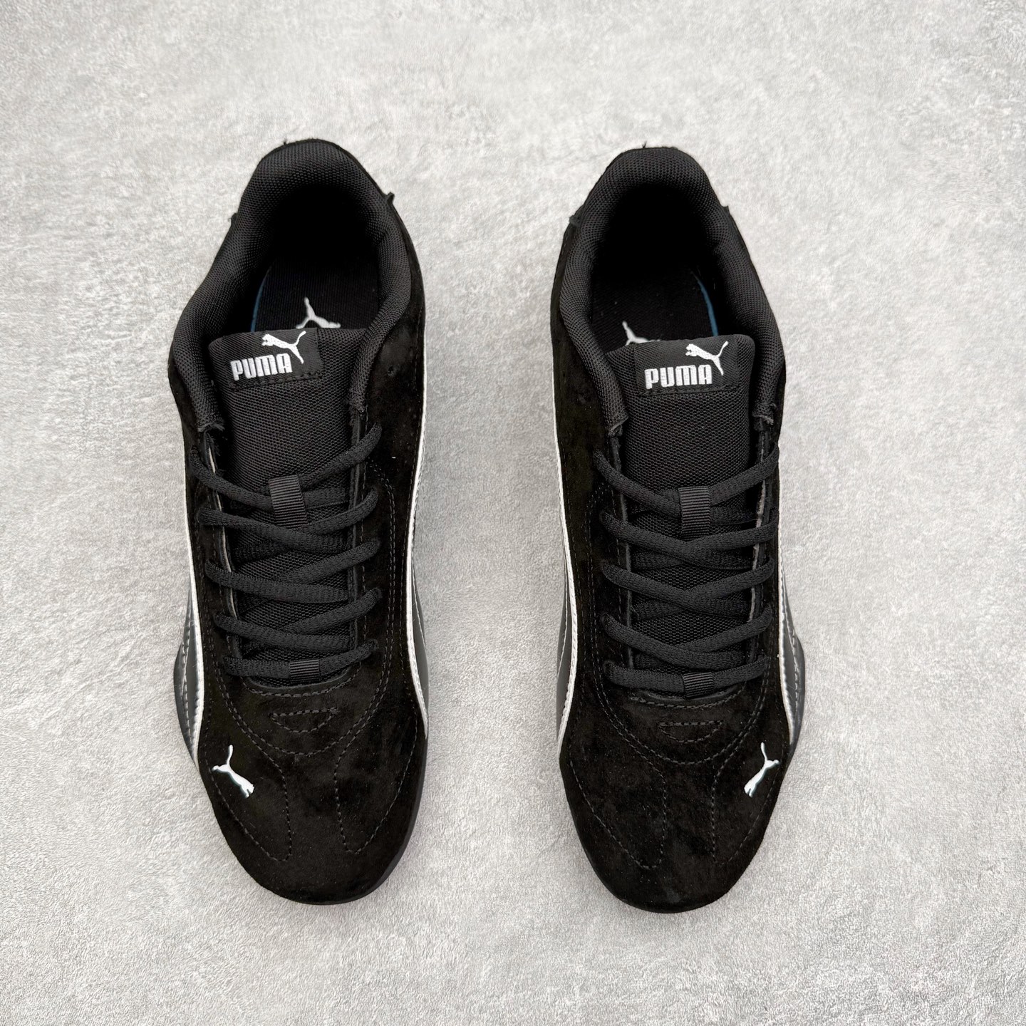 图片[2]-PUMA Bella UT Low 彪马贝拉UT系列低帮薄底德训复古风经典百搭休闲慢跑鞋 继将 Speedcat OG 带回后，近日 Puma 再以品牌档案室的经典鞋型 Bella OG 为蓝本，推出契合时下薄底球鞋趋势的 Bella UT 鞋款。自 21 世纪初问世以来，Bella OG 鞋型以其独特的薄底设计和上翻外底设计收获了众多年轻拥趸，更是 PUMA DNA 中不可磨灭的经典。此番重新推出的 Bella UT 鞋款，整体鞋面采用上乘皮革材质，并延续 Formstrip 设计语言；鞋头处采用精致的包头设计，搭配麂皮材质提升质感；鞋底部分保留 Bella 鞋款标志性的薄底和点状橡胶外底，上翘的设计包裹鞋面；鞋舌与鞋跟分别点缀美洲狮 Logo 与品牌字母 Logo。值得一提的是，本次 Bella UT 鞋款搭载 SOFTFOAM+ 鞋垫，兼顾美学设计与穿着舒适度。而配色上则提供白、黄、蓝、银、粉五款颜色。尺码：35.5 36 37 37.5 38 39 39.5 40 40.5 41 42 42.5 43 44 44.5 45-选品中心