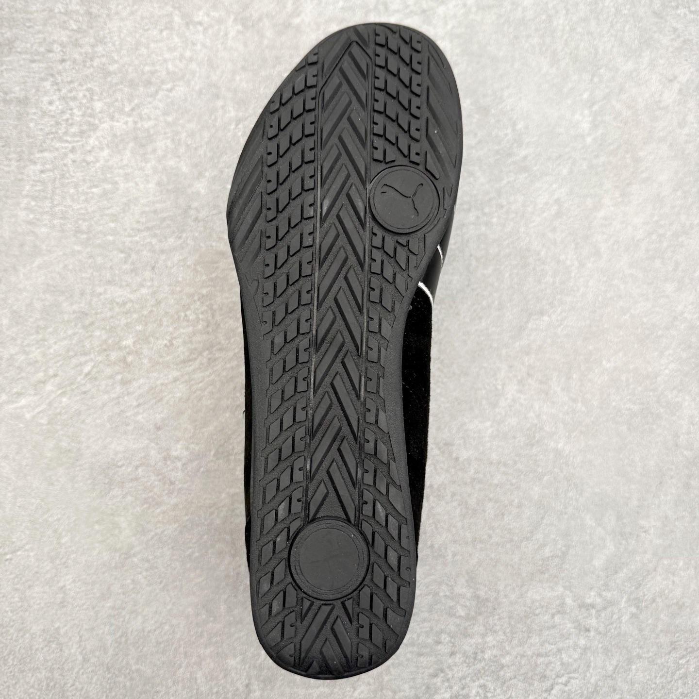 图片[9]-PUMA Bella UT Low 彪马贝拉UT系列低帮薄底德训复古风经典百搭休闲慢跑鞋 继将 Speedcat OG 带回后，近日 Puma 再以品牌档案室的经典鞋型 Bella OG 为蓝本，推出契合时下薄底球鞋趋势的 Bella UT 鞋款。自 21 世纪初问世以来，Bella OG 鞋型以其独特的薄底设计和上翻外底设计收获了众多年轻拥趸，更是 PUMA DNA 中不可磨灭的经典。此番重新推出的 Bella UT 鞋款，整体鞋面采用上乘皮革材质，并延续 Formstrip 设计语言；鞋头处采用精致的包头设计，搭配麂皮材质提升质感；鞋底部分保留 Bella 鞋款标志性的薄底和点状橡胶外底，上翘的设计包裹鞋面；鞋舌与鞋跟分别点缀美洲狮 Logo 与品牌字母 Logo。值得一提的是，本次 Bella UT 鞋款搭载 SOFTFOAM+ 鞋垫，兼顾美学设计与穿着舒适度。而配色上则提供白、黄、蓝、银、粉五款颜色。尺码：35.5 36 37 37.5 38 39 39.5 40 40.5 41 42 42.5 43 44 44.5 45-选品中心