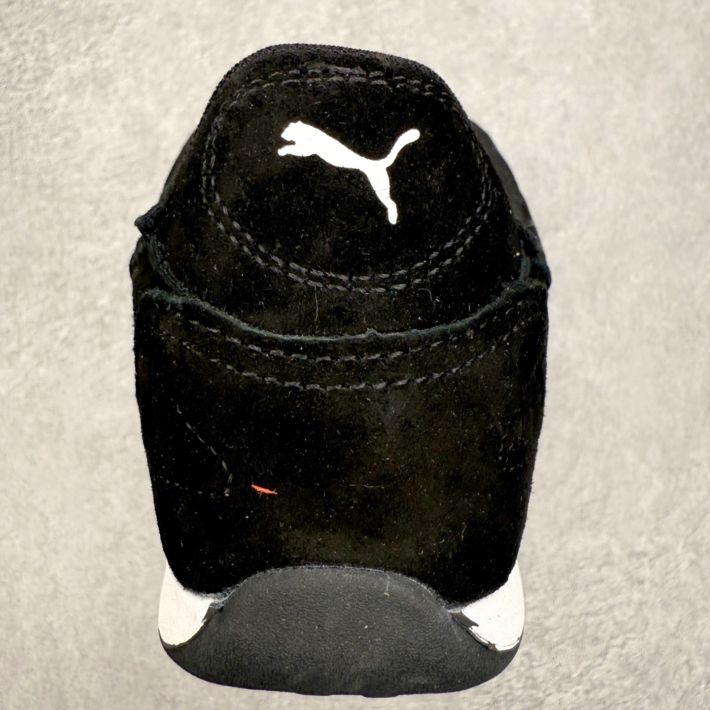 图片[8]-PUMA Bella UT Low 彪马贝拉UT系列低帮薄底德训复古风经典百搭休闲慢跑鞋 继将 Speedcat OG 带回后，近日 Puma 再以品牌档案室的经典鞋型 Bella OG 为蓝本，推出契合时下薄底球鞋趋势的 Bella UT 鞋款。自 21 世纪初问世以来，Bella OG 鞋型以其独特的薄底设计和上翻外底设计收获了众多年轻拥趸，更是 PUMA DNA 中不可磨灭的经典。此番重新推出的 Bella UT 鞋款，整体鞋面采用上乘皮革材质，并延续 Formstrip 设计语言；鞋头处采用精致的包头设计，搭配麂皮材质提升质感；鞋底部分保留 Bella 鞋款标志性的薄底和点状橡胶外底，上翘的设计包裹鞋面；鞋舌与鞋跟分别点缀美洲狮 Logo 与品牌字母 Logo。值得一提的是，本次 Bella UT 鞋款搭载 SOFTFOAM+ 鞋垫，兼顾美学设计与穿着舒适度。而配色上则提供白、黄、蓝、银、粉五款颜色。尺码：35.5 36 37 37.5 38 39 39.5 40 40.5 41 42 42.5 43 44 44.5 45-选品中心