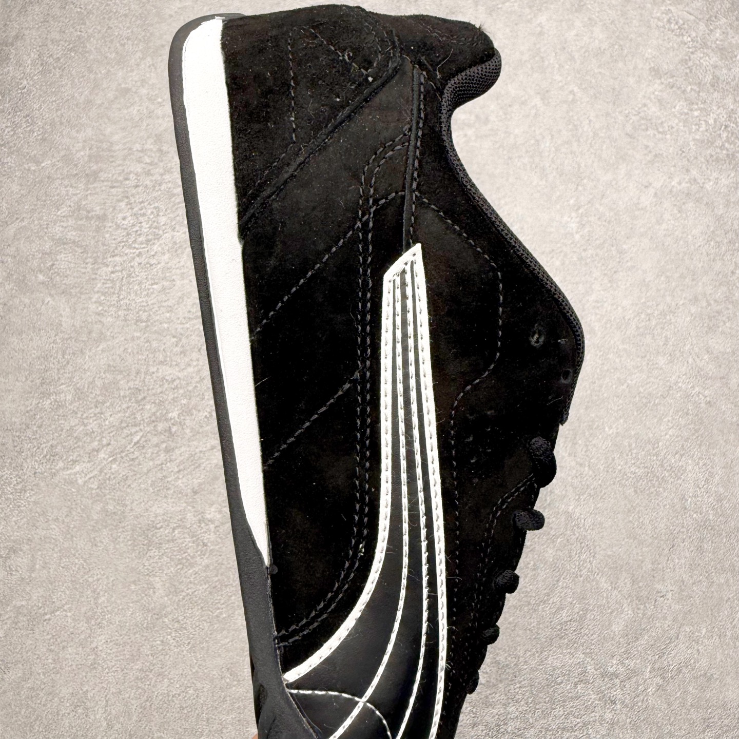 图片[6]-PUMA Bella UT Low 彪马贝拉UT系列低帮薄底德训复古风经典百搭休闲慢跑鞋 继将 Speedcat OG 带回后，近日 Puma 再以品牌档案室的经典鞋型 Bella OG 为蓝本，推出契合时下薄底球鞋趋势的 Bella UT 鞋款。自 21 世纪初问世以来，Bella OG 鞋型以其独特的薄底设计和上翻外底设计收获了众多年轻拥趸，更是 PUMA DNA 中不可磨灭的经典。此番重新推出的 Bella UT 鞋款，整体鞋面采用上乘皮革材质，并延续 Formstrip 设计语言；鞋头处采用精致的包头设计，搭配麂皮材质提升质感；鞋底部分保留 Bella 鞋款标志性的薄底和点状橡胶外底，上翘的设计包裹鞋面；鞋舌与鞋跟分别点缀美洲狮 Logo 与品牌字母 Logo。值得一提的是，本次 Bella UT 鞋款搭载 SOFTFOAM+ 鞋垫，兼顾美学设计与穿着舒适度。而配色上则提供白、黄、蓝、银、粉五款颜色。尺码：35.5 36 37 37.5 38 39 39.5 40 40.5 41 42 42.5 43 44 44.5 45-选品中心