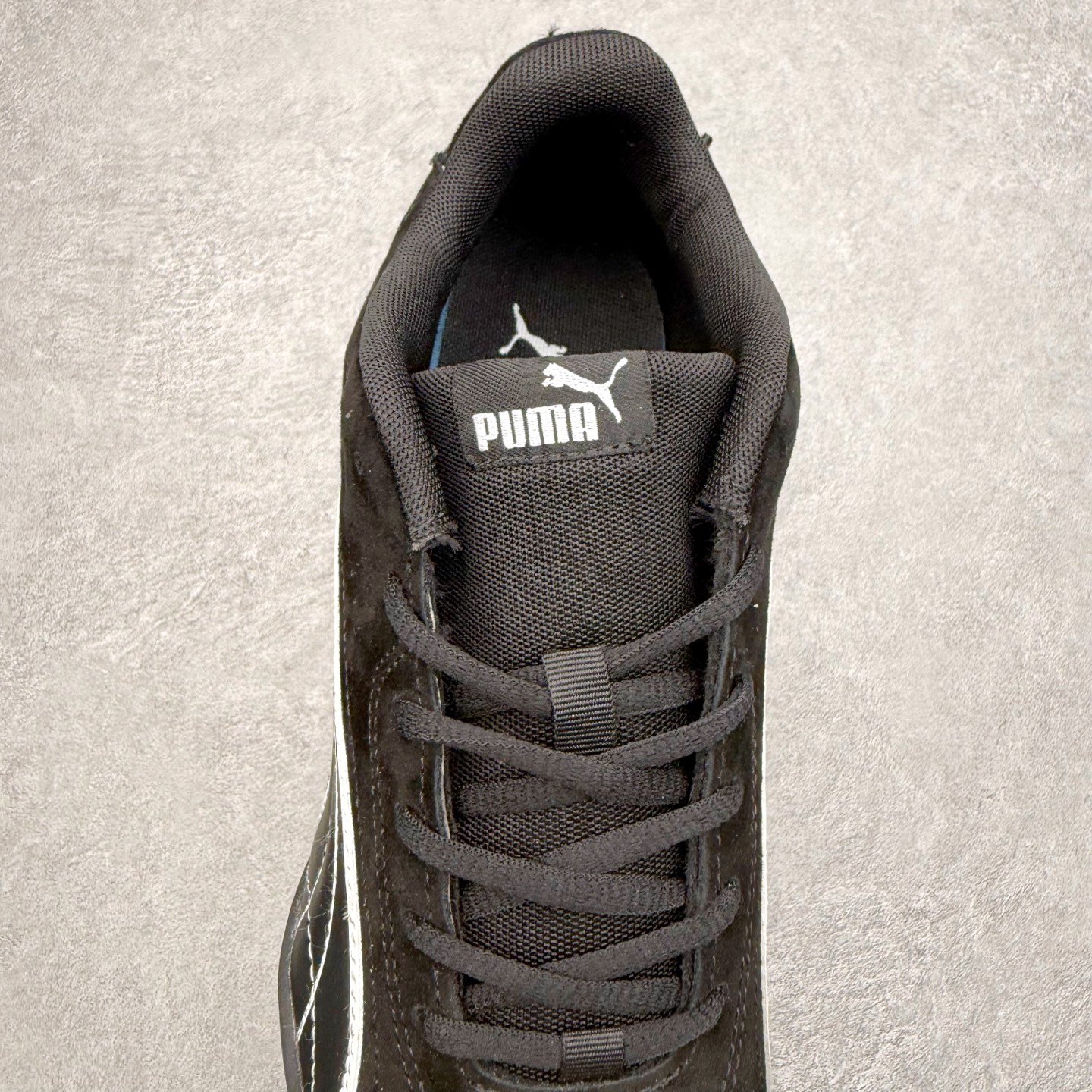 图片[5]-PUMA Bella UT Low 彪马贝拉UT系列低帮薄底德训复古风经典百搭休闲慢跑鞋 继将 Speedcat OG 带回后，近日 Puma 再以品牌档案室的经典鞋型 Bella OG 为蓝本，推出契合时下薄底球鞋趋势的 Bella UT 鞋款。自 21 世纪初问世以来，Bella OG 鞋型以其独特的薄底设计和上翻外底设计收获了众多年轻拥趸，更是 PUMA DNA 中不可磨灭的经典。此番重新推出的 Bella UT 鞋款，整体鞋面采用上乘皮革材质，并延续 Formstrip 设计语言；鞋头处采用精致的包头设计，搭配麂皮材质提升质感；鞋底部分保留 Bella 鞋款标志性的薄底和点状橡胶外底，上翘的设计包裹鞋面；鞋舌与鞋跟分别点缀美洲狮 Logo 与品牌字母 Logo。值得一提的是，本次 Bella UT 鞋款搭载 SOFTFOAM+ 鞋垫，兼顾美学设计与穿着舒适度。而配色上则提供白、黄、蓝、银、粉五款颜色。尺码：35.5 36 37 37.5 38 39 39.5 40 40.5 41 42 42.5 43 44 44.5 45-选品中心