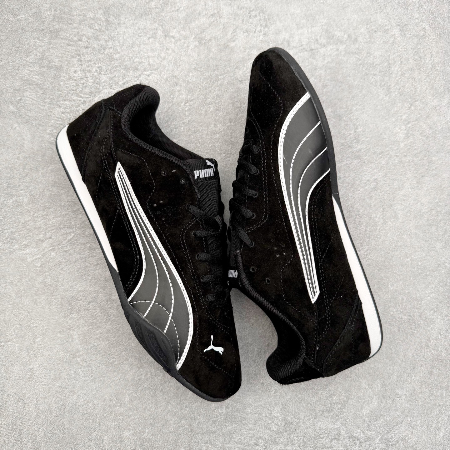 图片[3]-PUMA Bella UT Low 彪马贝拉UT系列低帮薄底德训复古风经典百搭休闲慢跑鞋 继将 Speedcat OG 带回后，近日 Puma 再以品牌档案室的经典鞋型 Bella OG 为蓝本，推出契合时下薄底球鞋趋势的 Bella UT 鞋款。自 21 世纪初问世以来，Bella OG 鞋型以其独特的薄底设计和上翻外底设计收获了众多年轻拥趸，更是 PUMA DNA 中不可磨灭的经典。此番重新推出的 Bella UT 鞋款，整体鞋面采用上乘皮革材质，并延续 Formstrip 设计语言；鞋头处采用精致的包头设计，搭配麂皮材质提升质感；鞋底部分保留 Bella 鞋款标志性的薄底和点状橡胶外底，上翘的设计包裹鞋面；鞋舌与鞋跟分别点缀美洲狮 Logo 与品牌字母 Logo。值得一提的是，本次 Bella UT 鞋款搭载 SOFTFOAM+ 鞋垫，兼顾美学设计与穿着舒适度。而配色上则提供白、黄、蓝、银、粉五款颜色。尺码：35.5 36 37 37.5 38 39 39.5 40 40.5 41 42 42.5 43 44 44.5 45-选品中心