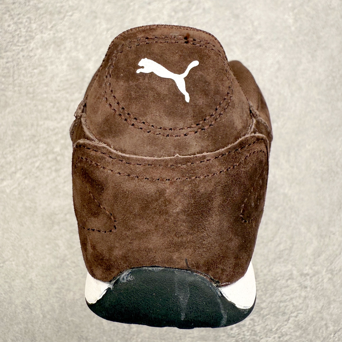 图片[8]-PUMA Bella UT Low 彪马贝拉UT系列低帮薄底德训复古风经典百搭休闲慢跑鞋 继将 Speedcat OG 带回后，近日 Puma 再以品牌档案室的经典鞋型 Bella OG 为蓝本，推出契合时下薄底球鞋趋势的 Bella UT 鞋款。自 21 世纪初问世以来，Bella OG 鞋型以其独特的薄底设计和上翻外底设计收获了众多年轻拥趸，更是 PUMA DNA 中不可磨灭的经典。此番重新推出的 Bella UT 鞋款，整体鞋面采用上乘皮革材质，并延续 Formstrip 设计语言；鞋头处采用精致的包头设计，搭配麂皮材质提升质感；鞋底部分保留 Bella 鞋款标志性的薄底和点状橡胶外底，上翘的设计包裹鞋面；鞋舌与鞋跟分别点缀美洲狮 Logo 与品牌字母 Logo。值得一提的是，本次 Bella UT 鞋款搭载 SOFTFOAM+ 鞋垫，兼顾美学设计与穿着舒适度。而配色上则提供白、黄、蓝、银、粉五款颜色。尺码：35.5 36 37 37.5 38 39 39.5 40 40.5 41 42 42.5 43 44 44.5 45-选品中心