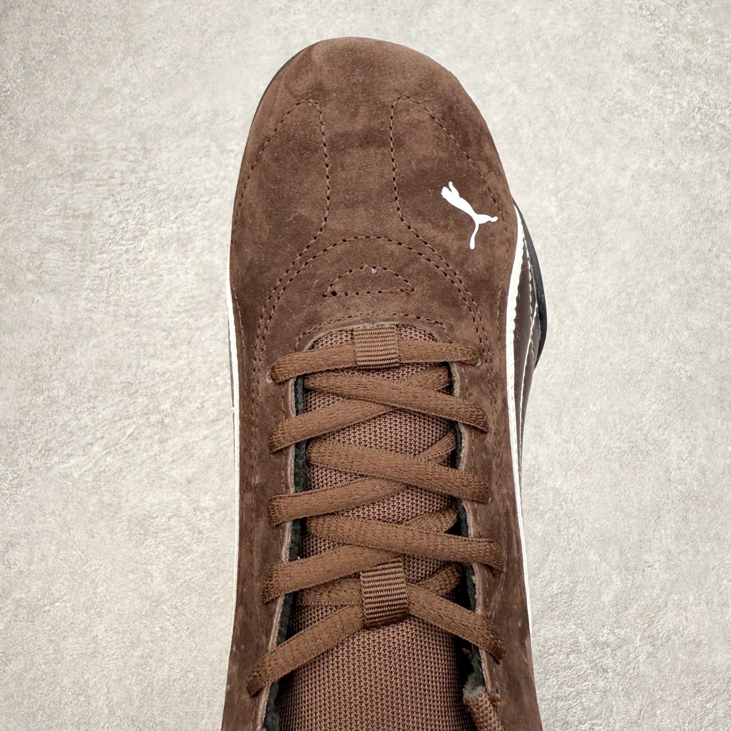 图片[4]-PUMA Bella UT Low 彪马贝拉UT系列低帮薄底德训复古风经典百搭休闲慢跑鞋 继将 Speedcat OG 带回后，近日 Puma 再以品牌档案室的经典鞋型 Bella OG 为蓝本，推出契合时下薄底球鞋趋势的 Bella UT 鞋款。自 21 世纪初问世以来，Bella OG 鞋型以其独特的薄底设计和上翻外底设计收获了众多年轻拥趸，更是 PUMA DNA 中不可磨灭的经典。此番重新推出的 Bella UT 鞋款，整体鞋面采用上乘皮革材质，并延续 Formstrip 设计语言；鞋头处采用精致的包头设计，搭配麂皮材质提升质感；鞋底部分保留 Bella 鞋款标志性的薄底和点状橡胶外底，上翘的设计包裹鞋面；鞋舌与鞋跟分别点缀美洲狮 Logo 与品牌字母 Logo。值得一提的是，本次 Bella UT 鞋款搭载 SOFTFOAM+ 鞋垫，兼顾美学设计与穿着舒适度。而配色上则提供白、黄、蓝、银、粉五款颜色。尺码：35.5 36 37 37.5 38 39 39.5 40 40.5 41 42 42.5 43 44 44.5 45-选品中心