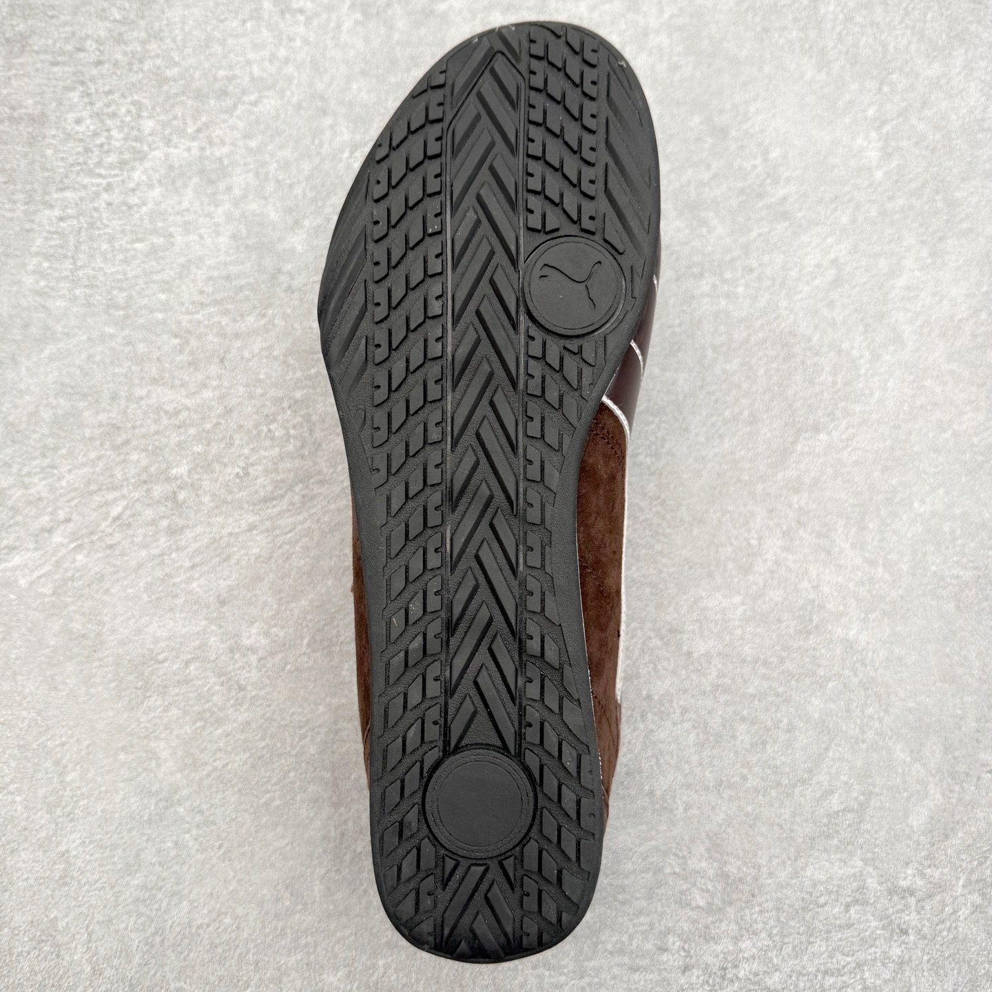 图片[9]-PUMA Bella UT Low 彪马贝拉UT系列低帮薄底德训复古风经典百搭休闲慢跑鞋 继将 Speedcat OG 带回后，近日 Puma 再以品牌档案室的经典鞋型 Bella OG 为蓝本，推出契合时下薄底球鞋趋势的 Bella UT 鞋款。自 21 世纪初问世以来，Bella OG 鞋型以其独特的薄底设计和上翻外底设计收获了众多年轻拥趸，更是 PUMA DNA 中不可磨灭的经典。此番重新推出的 Bella UT 鞋款，整体鞋面采用上乘皮革材质，并延续 Formstrip 设计语言；鞋头处采用精致的包头设计，搭配麂皮材质提升质感；鞋底部分保留 Bella 鞋款标志性的薄底和点状橡胶外底，上翘的设计包裹鞋面；鞋舌与鞋跟分别点缀美洲狮 Logo 与品牌字母 Logo。值得一提的是，本次 Bella UT 鞋款搭载 SOFTFOAM+ 鞋垫，兼顾美学设计与穿着舒适度。而配色上则提供白、黄、蓝、银、粉五款颜色。尺码：35.5 36 37 37.5 38 39 39.5 40 40.5 41 42 42.5 43 44 44.5 45-选品中心