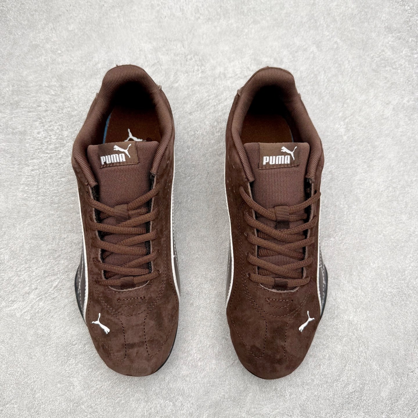 图片[2]-PUMA Bella UT Low 彪马贝拉UT系列低帮薄底德训复古风经典百搭休闲慢跑鞋 继将 Speedcat OG 带回后，近日 Puma 再以品牌档案室的经典鞋型 Bella OG 为蓝本，推出契合时下薄底球鞋趋势的 Bella UT 鞋款。自 21 世纪初问世以来，Bella OG 鞋型以其独特的薄底设计和上翻外底设计收获了众多年轻拥趸，更是 PUMA DNA 中不可磨灭的经典。此番重新推出的 Bella UT 鞋款，整体鞋面采用上乘皮革材质，并延续 Formstrip 设计语言；鞋头处采用精致的包头设计，搭配麂皮材质提升质感；鞋底部分保留 Bella 鞋款标志性的薄底和点状橡胶外底，上翘的设计包裹鞋面；鞋舌与鞋跟分别点缀美洲狮 Logo 与品牌字母 Logo。值得一提的是，本次 Bella UT 鞋款搭载 SOFTFOAM+ 鞋垫，兼顾美学设计与穿着舒适度。而配色上则提供白、黄、蓝、银、粉五款颜色。尺码：35.5 36 37 37.5 38 39 39.5 40 40.5 41 42 42.5 43 44 44.5 45-选品中心