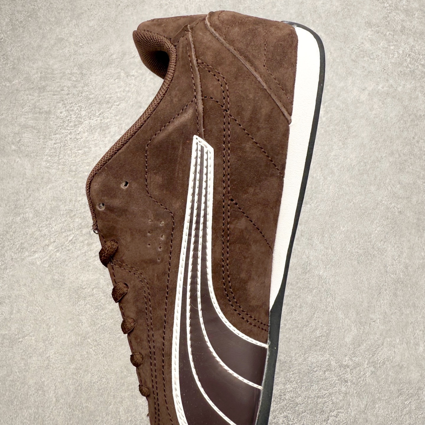 图片[7]-PUMA Bella UT Low 彪马贝拉UT系列低帮薄底德训复古风经典百搭休闲慢跑鞋 继将 Speedcat OG 带回后，近日 Puma 再以品牌档案室的经典鞋型 Bella OG 为蓝本，推出契合时下薄底球鞋趋势的 Bella UT 鞋款。自 21 世纪初问世以来，Bella OG 鞋型以其独特的薄底设计和上翻外底设计收获了众多年轻拥趸，更是 PUMA DNA 中不可磨灭的经典。此番重新推出的 Bella UT 鞋款，整体鞋面采用上乘皮革材质，并延续 Formstrip 设计语言；鞋头处采用精致的包头设计，搭配麂皮材质提升质感；鞋底部分保留 Bella 鞋款标志性的薄底和点状橡胶外底，上翘的设计包裹鞋面；鞋舌与鞋跟分别点缀美洲狮 Logo 与品牌字母 Logo。值得一提的是，本次 Bella UT 鞋款搭载 SOFTFOAM+ 鞋垫，兼顾美学设计与穿着舒适度。而配色上则提供白、黄、蓝、银、粉五款颜色。尺码：35.5 36 37 37.5 38 39 39.5 40 40.5 41 42 42.5 43 44 44.5 45-选品中心